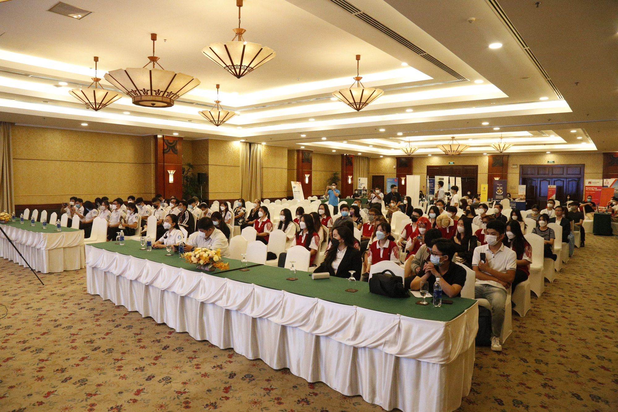 &Uacute;c mở cửa đ&oacute;n du học sinh Việt - Ảnh 1.