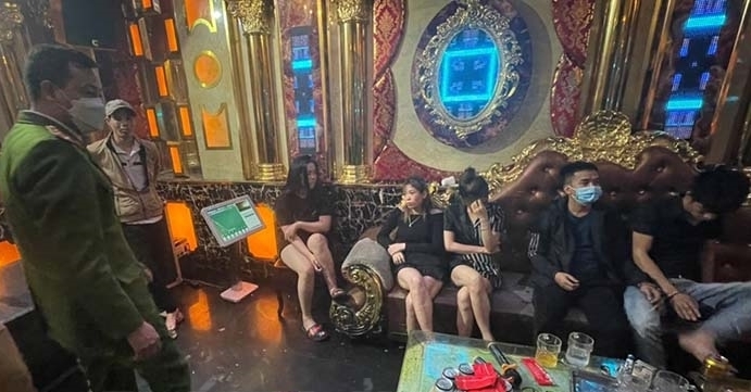 Phát hiện dân chơi "bay lắc" trong quán karaoke hoạt động chui