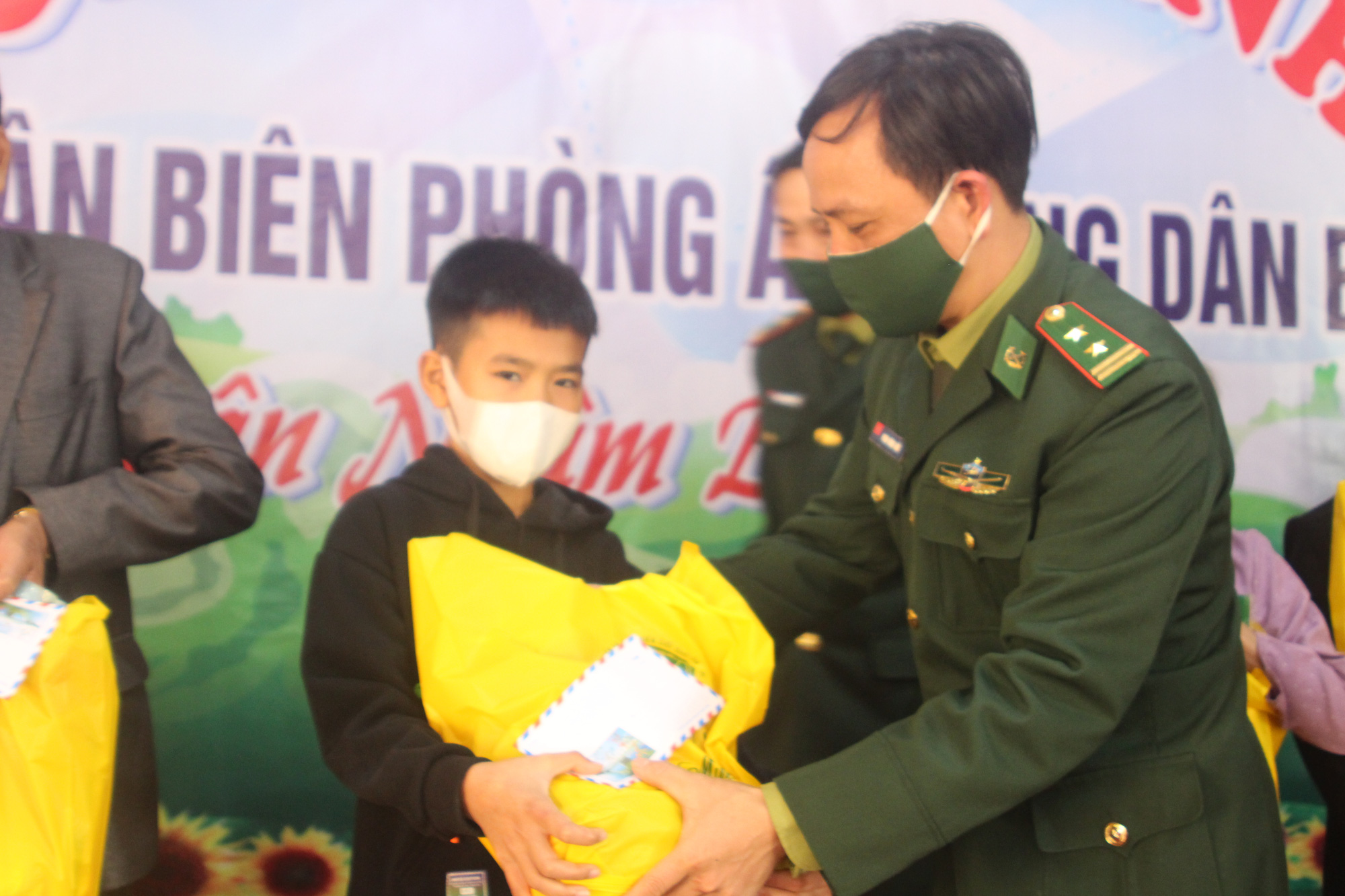 B&aacute;o Người Lao Động phối hợp trao 70 suất qu&agrave; cho người ngh&egrave;o ở 2 x&atilde; miền n&uacute;i H&agrave; Tĩnh - Ảnh 2.