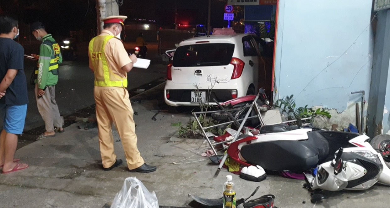 Bình Dương:  Ôtô gây tai nạn liên hoàn, một người nguy kịch