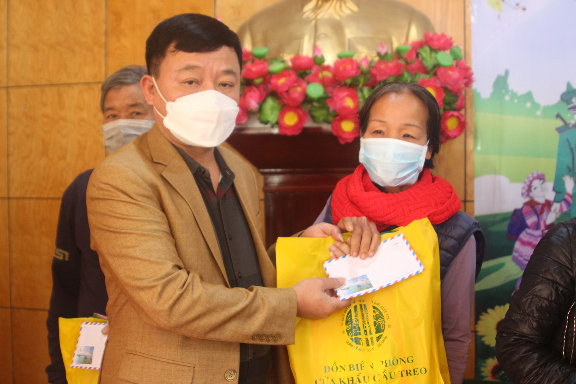 B&aacute;o Người Lao Động phối hợp trao 70 suất qu&agrave; cho người ngh&egrave;o ở 2 x&atilde; miền n&uacute;i H&agrave; Tĩnh - Ảnh 3.
