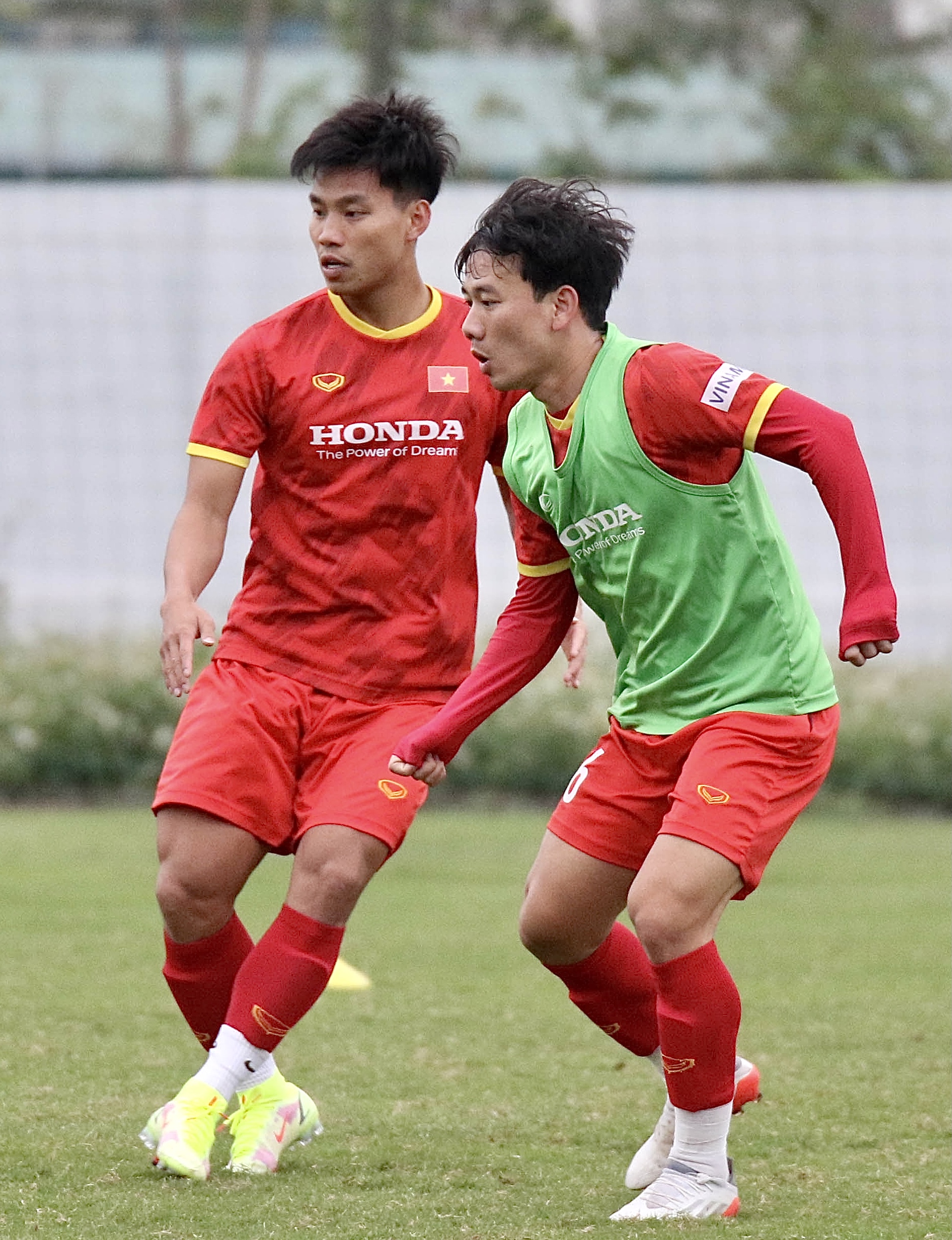 Ho&agrave;ng Đức trở lại tập, B&ugrave;i Tiến Dũng đeo khẩu trang l&uacute;c thi đấu do li&ecirc;n quan đến F0 - Ảnh 10.