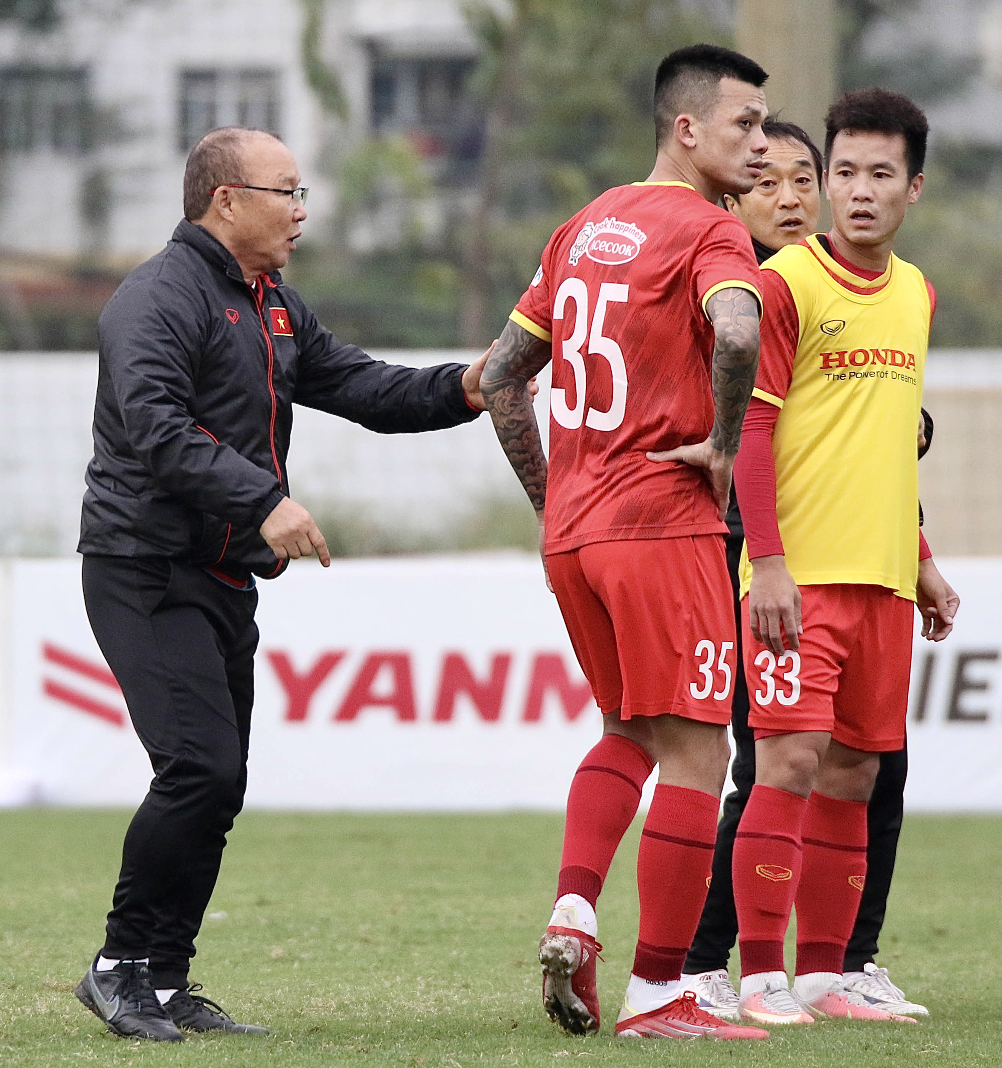 Ho&agrave;ng Đức trở lại tập, B&ugrave;i Tiến Dũng đeo khẩu trang l&uacute;c thi đấu do li&ecirc;n quan đến F0 - Ảnh 3.