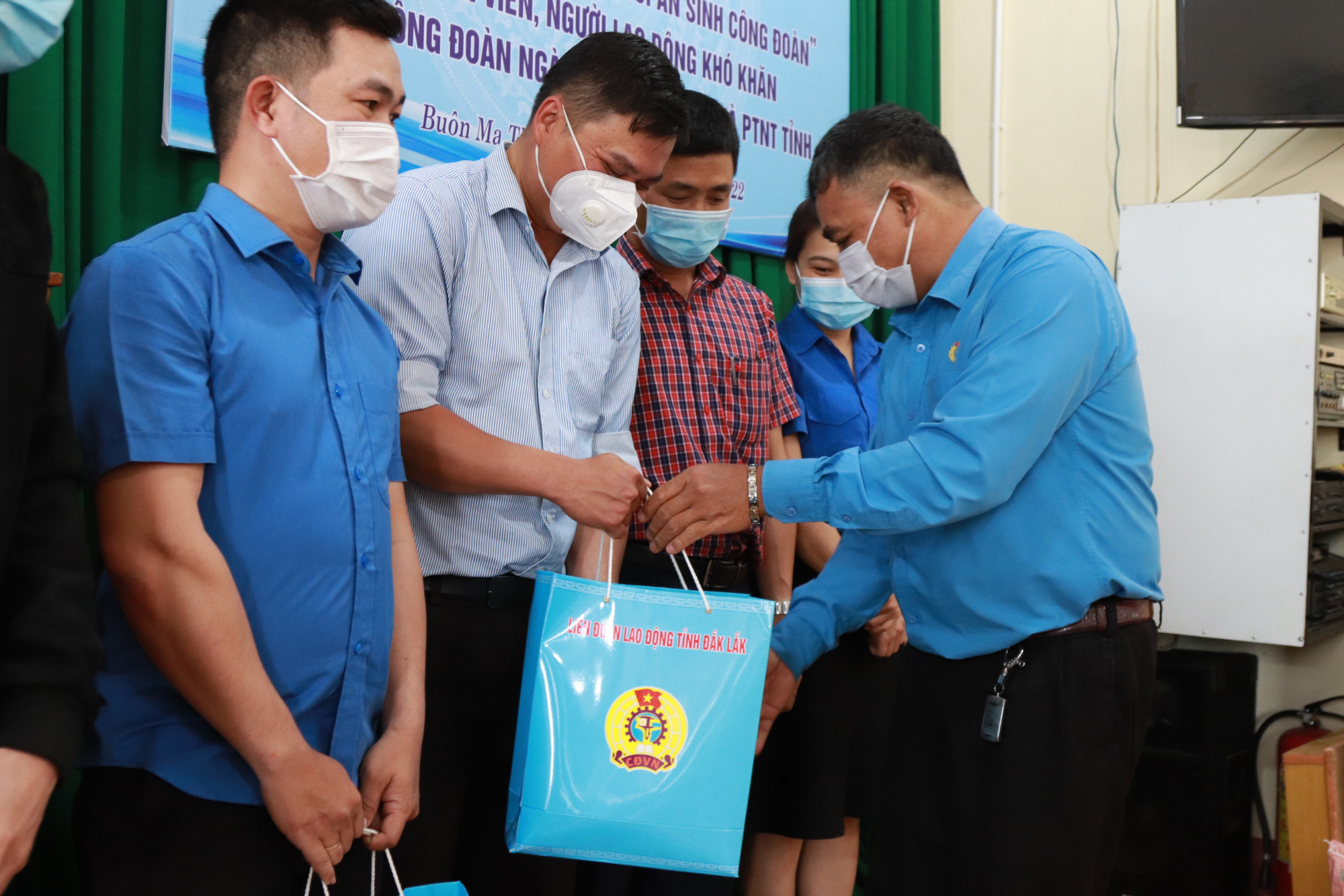 Thất nghiệp nhiều th&aacute;ng, h&agrave;ng chục c&ocirc; gi&aacute;o mầm non vui mừng nhận qu&agrave; Tết - Ảnh 4.