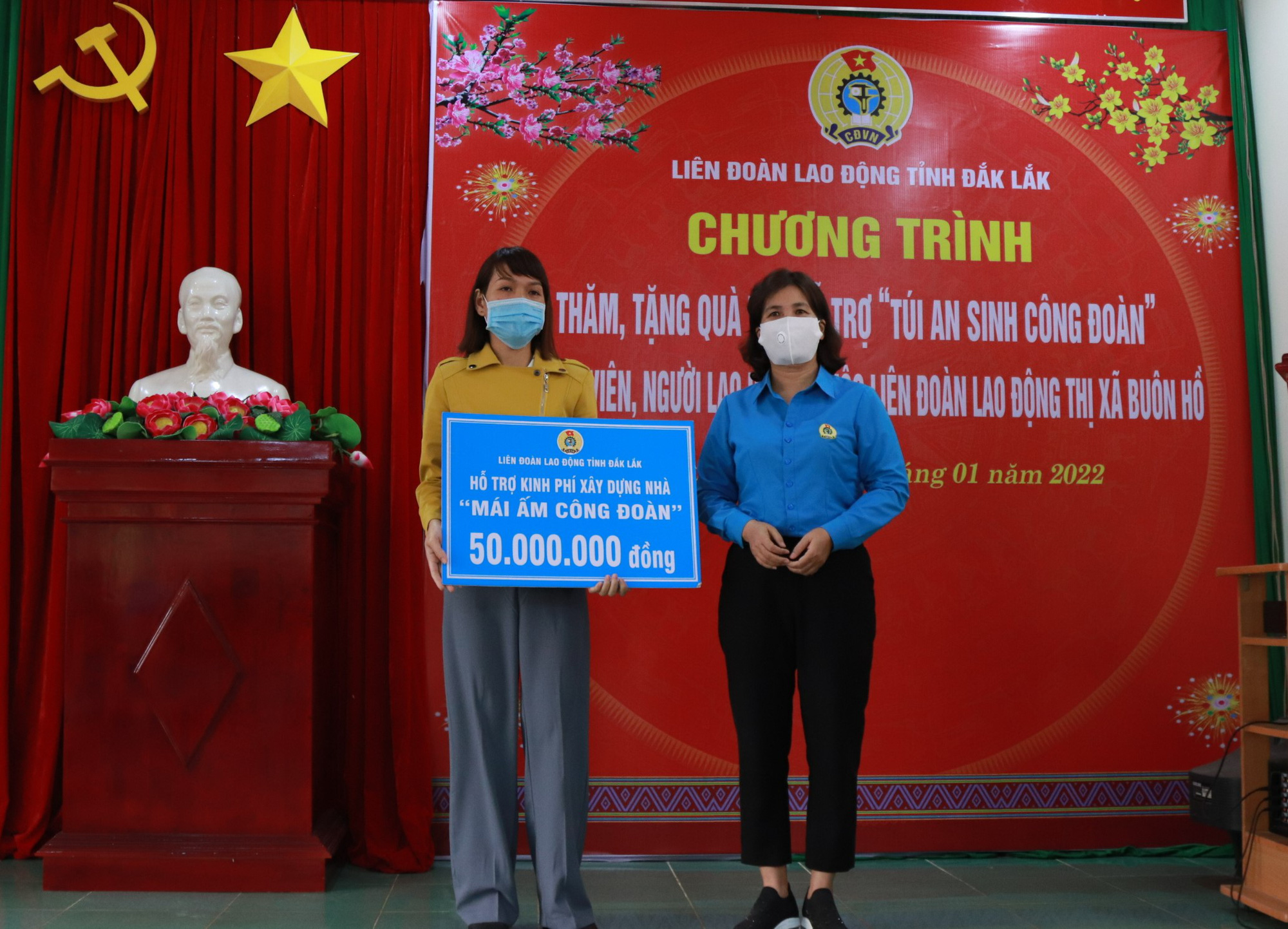 Thất nghiệp nhiều th&aacute;ng, h&agrave;ng chục c&ocirc; gi&aacute;o mầm non vui mừng nhận qu&agrave; Tết - Ảnh 2.