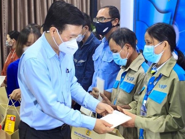 Thường trực Ban Bí thư Võ Văn Thưởng trao quà Tết cho công nhân - Ảnh 2.
