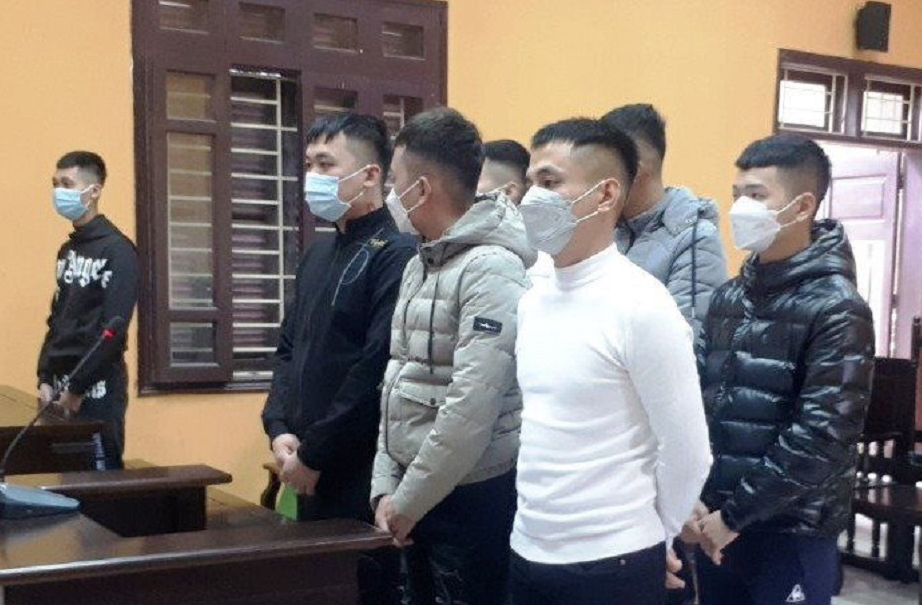 Mang vòng hoa tang tới đặt trước nhà chị gái "con nợ" để khủng bố tinh thần