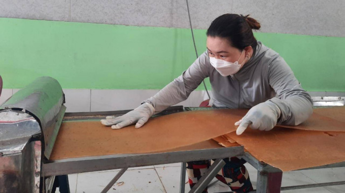 Nhộn nhịp làng nghề bánh phồng tôm đặc sản ở Cà Mau - Ảnh 2.