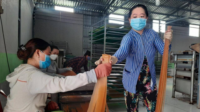 Nhộn nhịp làng nghề bánh phồng tôm đặc sản ở Cà Mau - Ảnh 3.