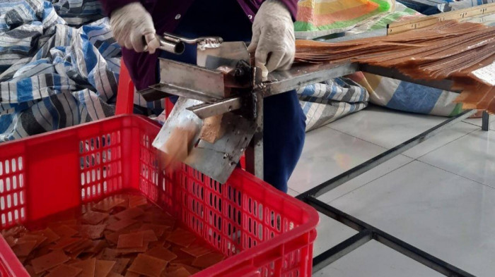Nhộn nhịp làng nghề bánh phồng tôm đặc sản ở Cà Mau - Ảnh 4.