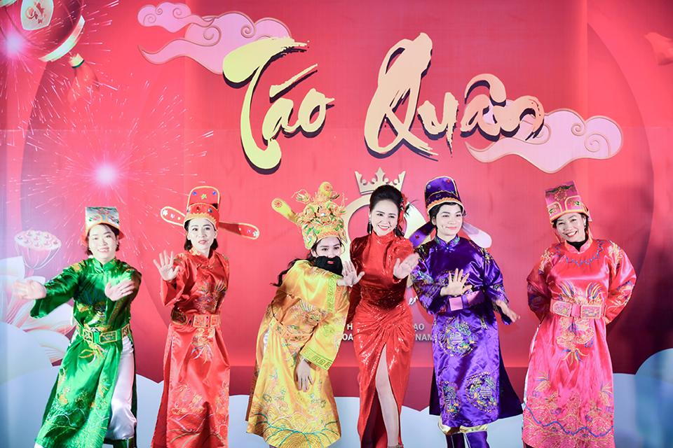 Nữ doanh nhân hóa táo quân cực hài hước khiến NSND cũng phải bất ngờ