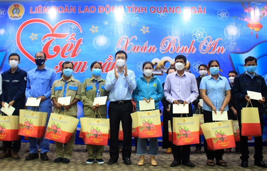 Thường trực Ban Bí thư Võ Văn Thưởng trao quà Tết cho công nhân