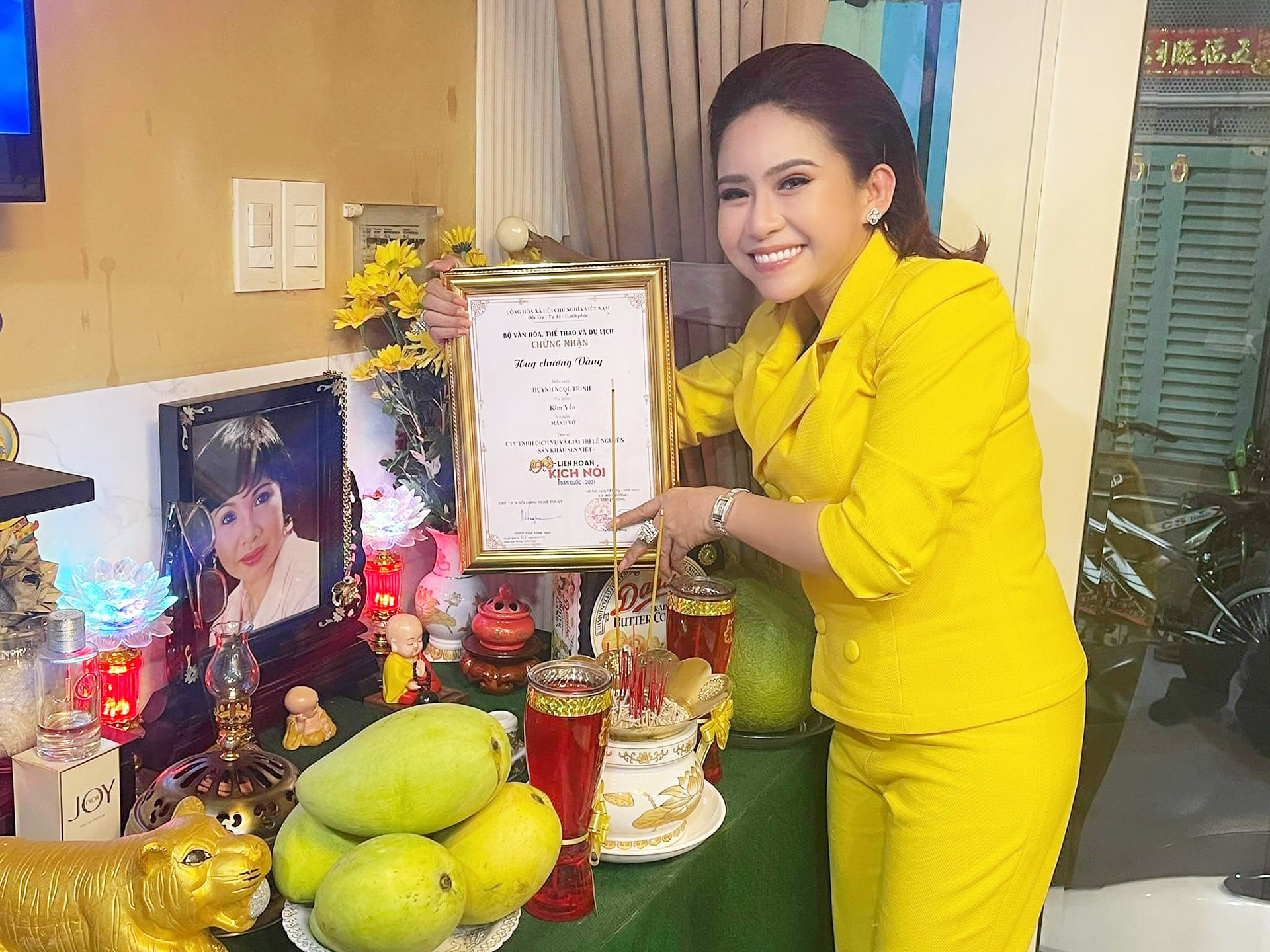 Nghệ sĩ Bình Tinh lấn sân sang kịch, dâng mẹ giải Vàng