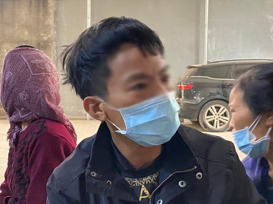 Công an triệu tập mẹ bé gái 3 tuổi có 9 dị vật giống đinh trong sọ não - Ảnh 2.