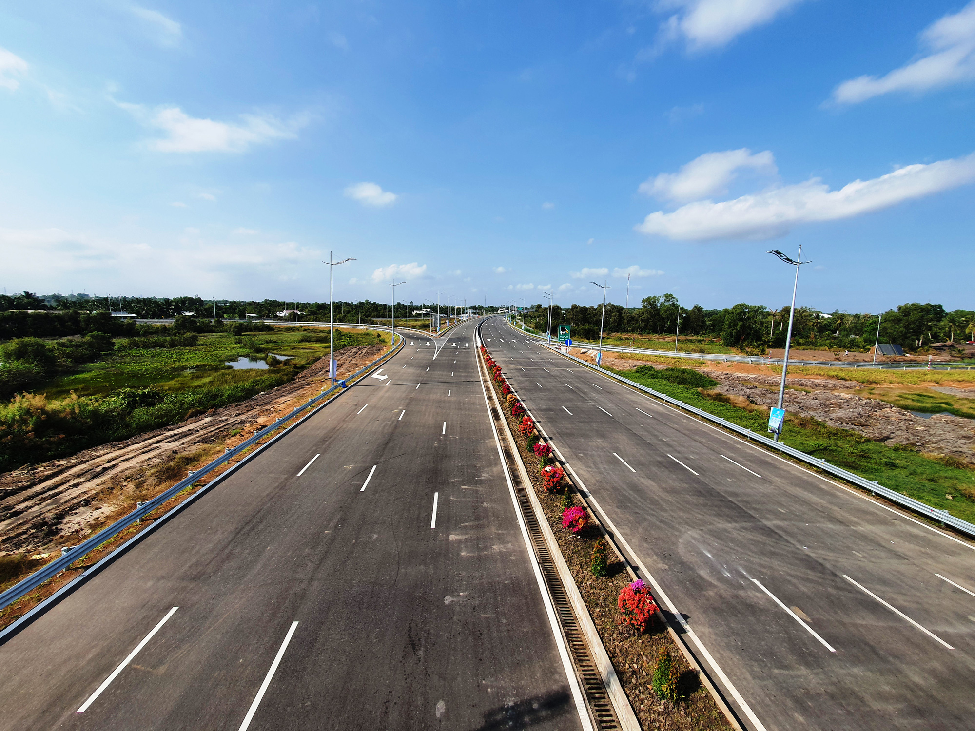 Chủ tịch nước ph&aacute;t lệnh th&ocirc;ng xe kỹ thuật tuyến cao tốc Trung Lương - Mỹ Thuận - Ảnh 5.