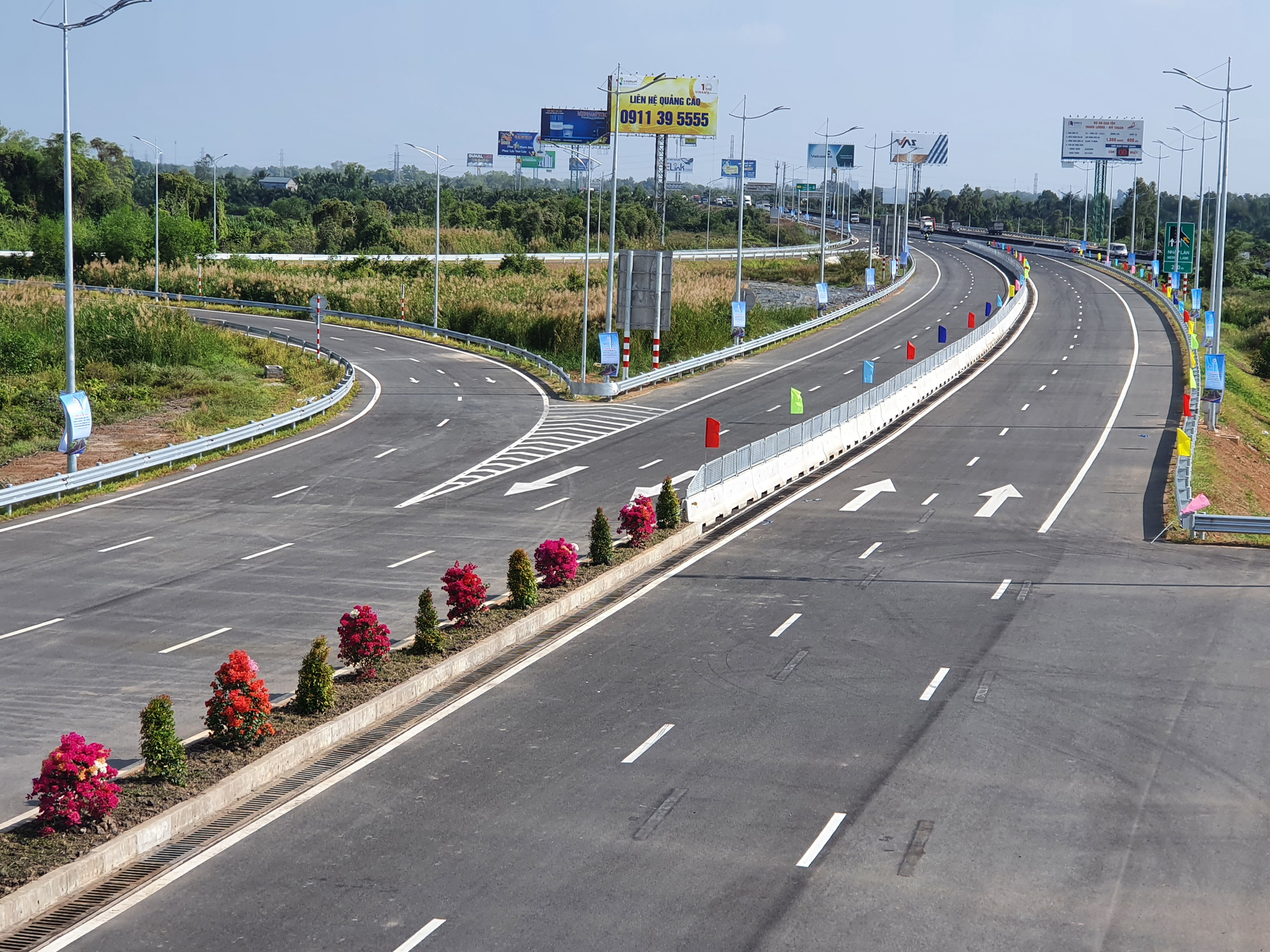 Chủ tịch nước ph&aacute;t lệnh th&ocirc;ng xe kỹ thuật tuyến cao tốc Trung Lương - Mỹ Thuận - Ảnh 6.