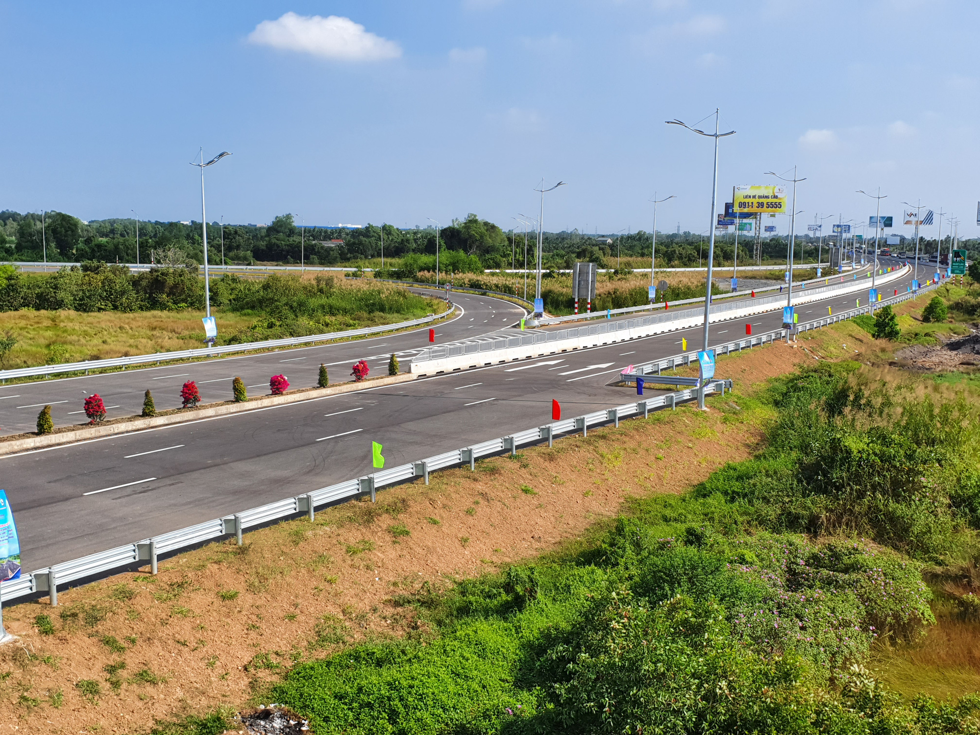 Chủ tịch nước ph&aacute;t lệnh th&ocirc;ng xe kỹ thuật tuyến cao tốc Trung Lương - Mỹ Thuận - Ảnh 7.