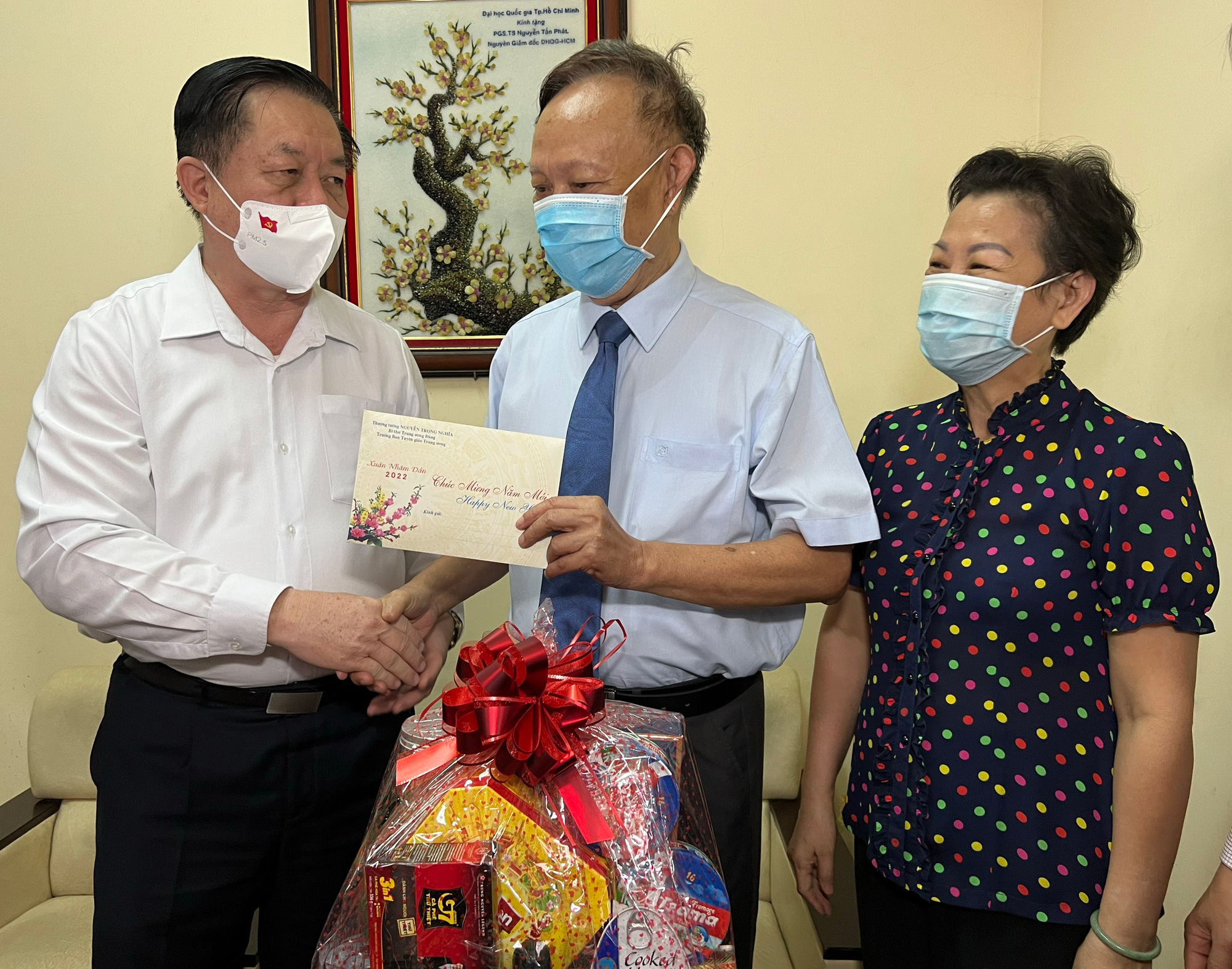 Trưởng Ban Tuy&ecirc;n gi&aacute;o Trung ương thăm v&agrave; ch&uacute;c Tết tại TP HCM - Ảnh 1.