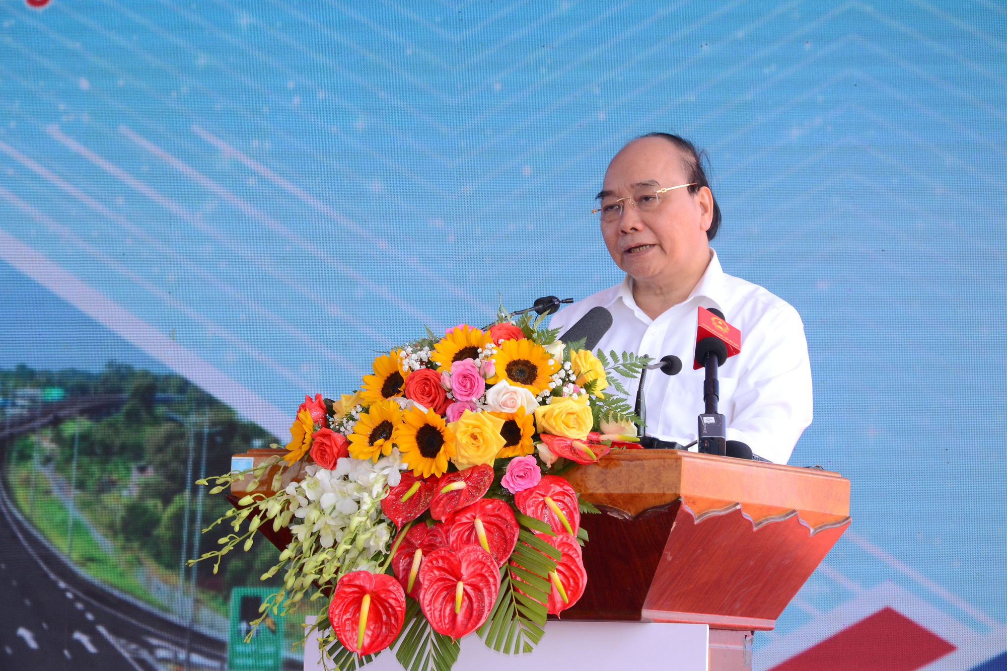 Chủ tịch nước ph&aacute;t lệnh th&ocirc;ng xe kỹ thuật tuyến cao tốc Trung Lương - Mỹ Thuận - Ảnh 1.