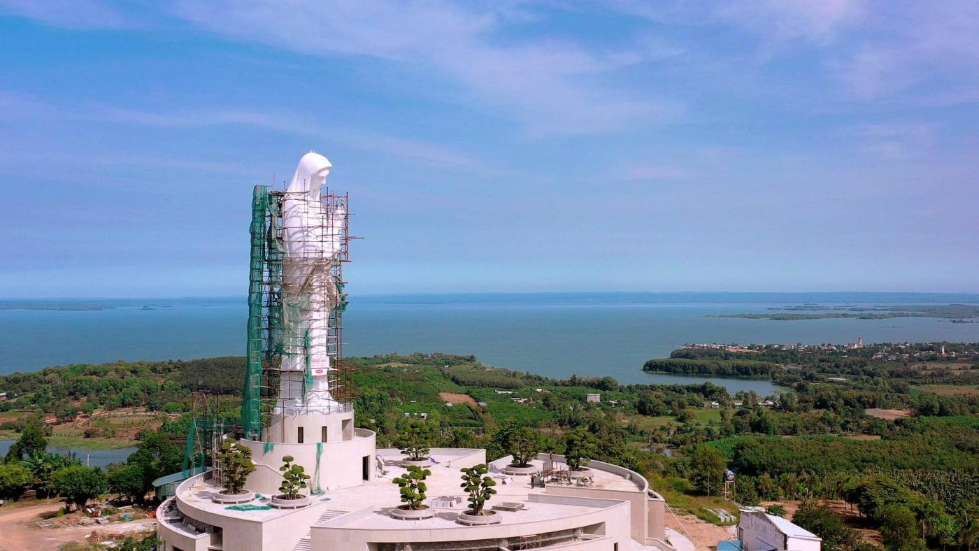 Đẹp ngỡ ngàng Tượng Đức Mẹ Maria cao nhất Việt Nam trên đỉnh Núi Cúi Đồng Nai - Ảnh 3.