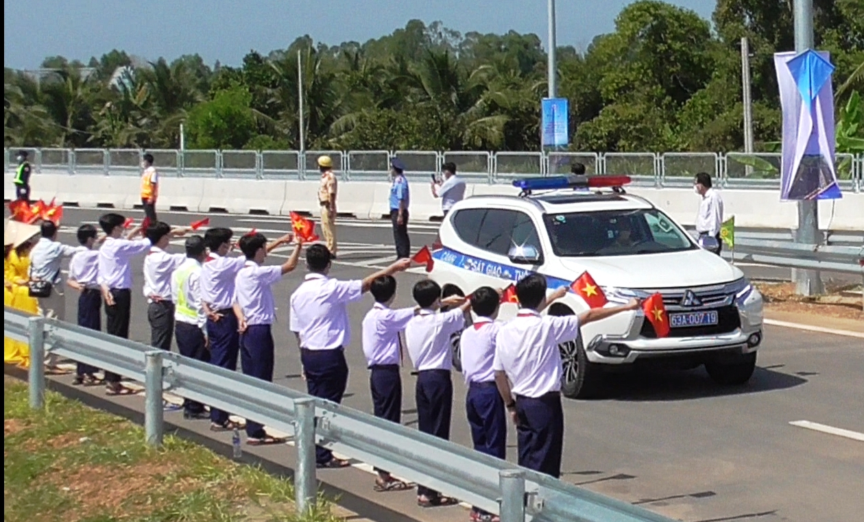 Chủ tịch nước ph&aacute;t lệnh th&ocirc;ng xe kỹ thuật tuyến cao tốc Trung Lương - Mỹ Thuận - Ảnh 8.