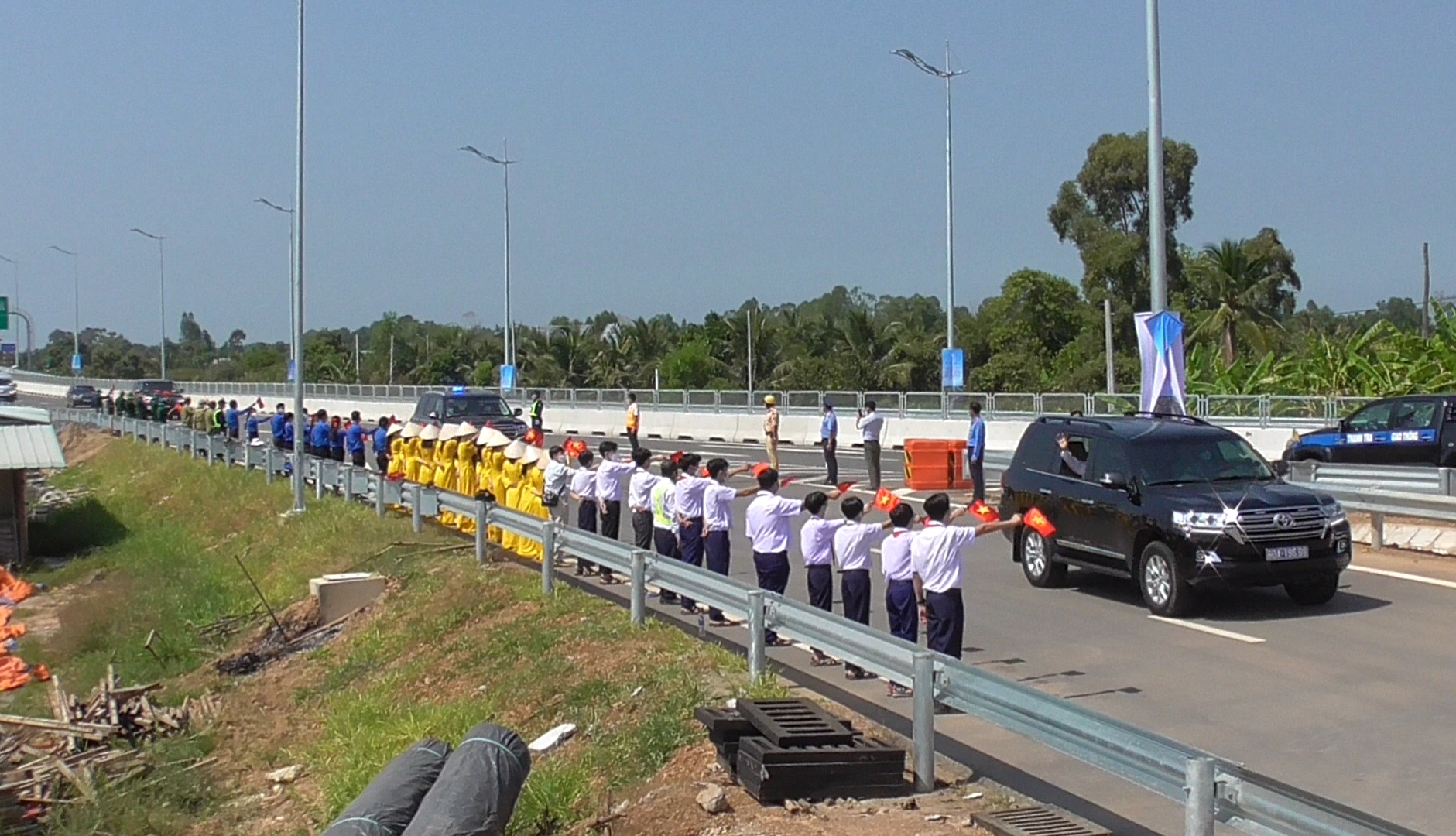 Chủ tịch nước ph&aacute;t lệnh th&ocirc;ng xe kỹ thuật tuyến cao tốc Trung Lương - Mỹ Thuận - Ảnh 9.