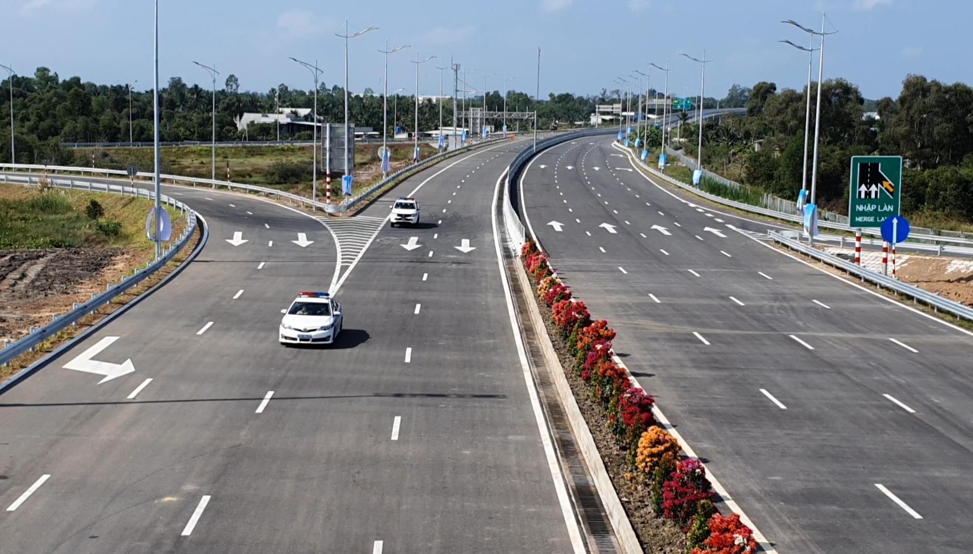 Chủ tịch nước ph&aacute;t lệnh th&ocirc;ng xe kỹ thuật tuyến cao tốc Trung Lương - Mỹ Thuận - Ảnh 11.