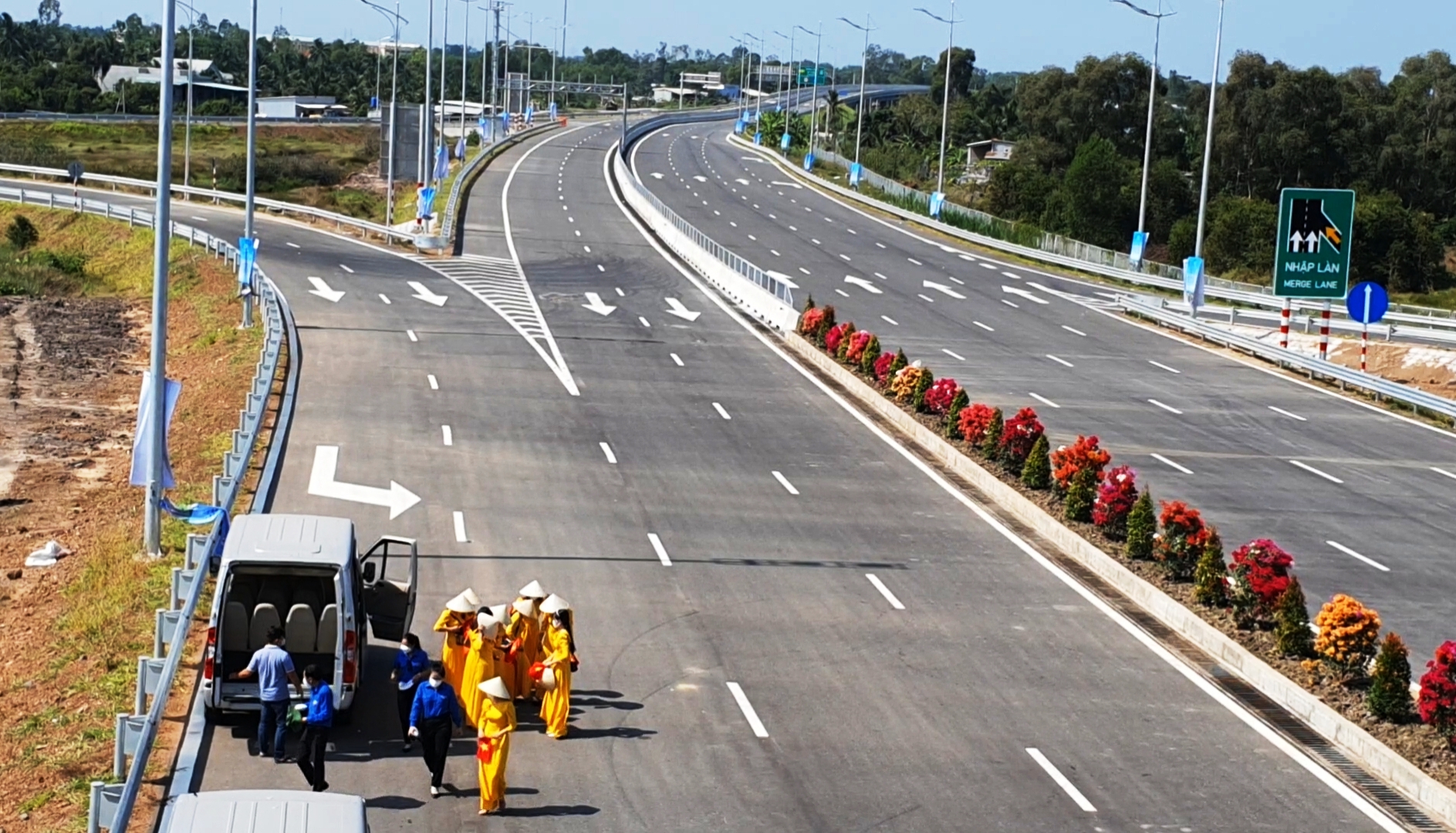 Chủ tịch nước ph&aacute;t lệnh th&ocirc;ng xe kỹ thuật tuyến cao tốc Trung Lương - Mỹ Thuận - Ảnh 14.