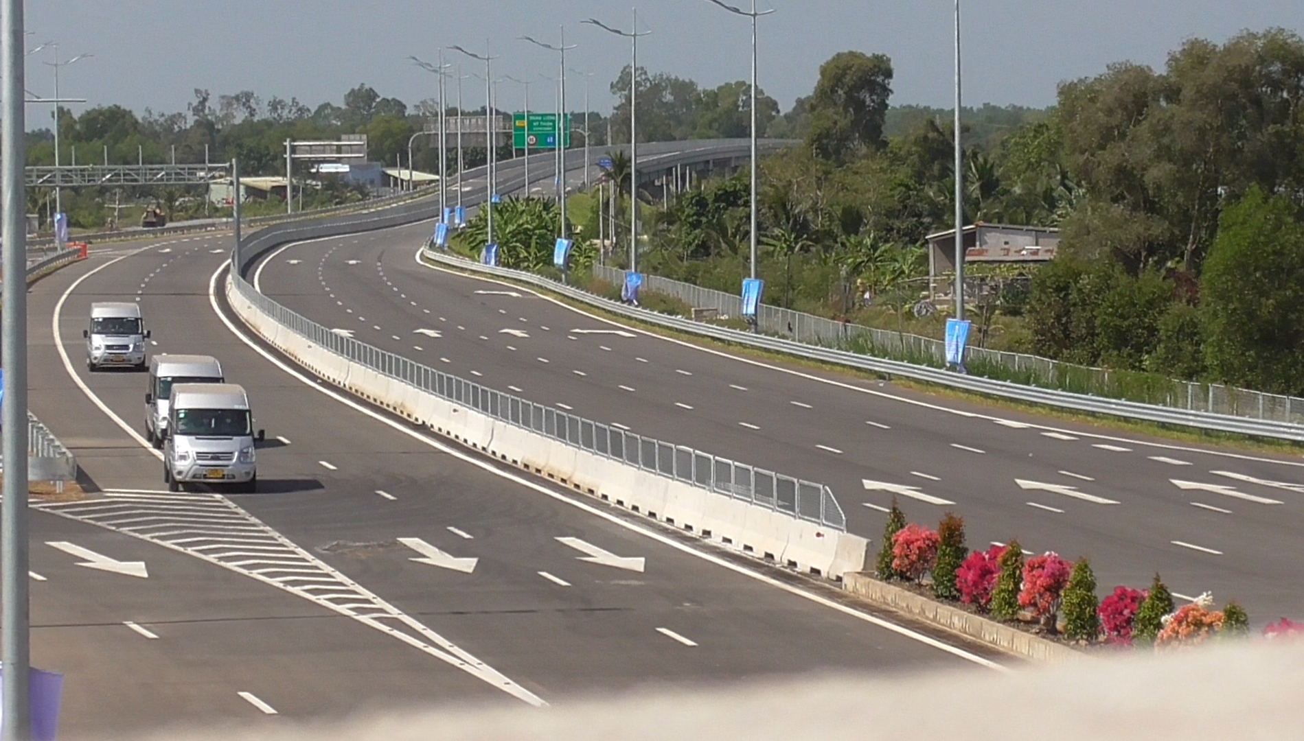 Chủ tịch nước ph&aacute;t lệnh th&ocirc;ng xe kỹ thuật tuyến cao tốc Trung Lương - Mỹ Thuận - Ảnh 15.