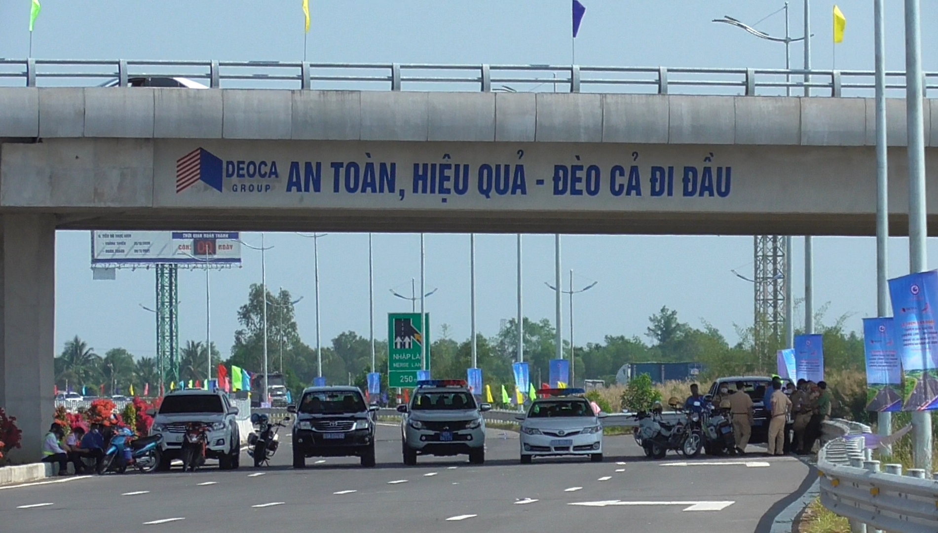 Chủ tịch nước ph&aacute;t lệnh th&ocirc;ng xe kỹ thuật tuyến cao tốc Trung Lương - Mỹ Thuận - Ảnh 16.
