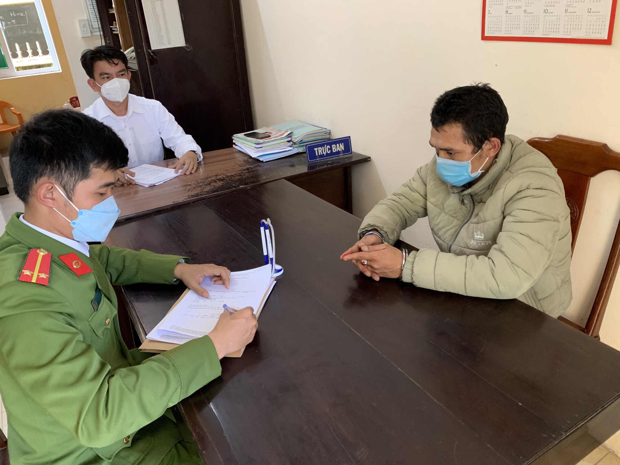 Hai thanh niên đến nhà nghỉ làm điều "mờ ám"