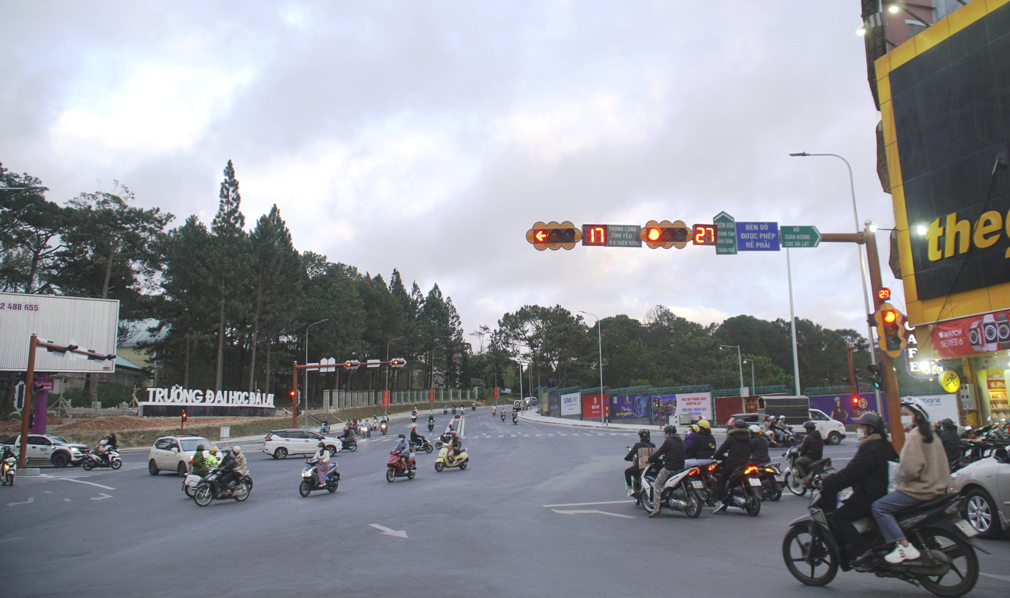 Đà Lạt tấp nập du khách đổ về nghỉ Tết dương lịch 2022 - Ảnh 5.
