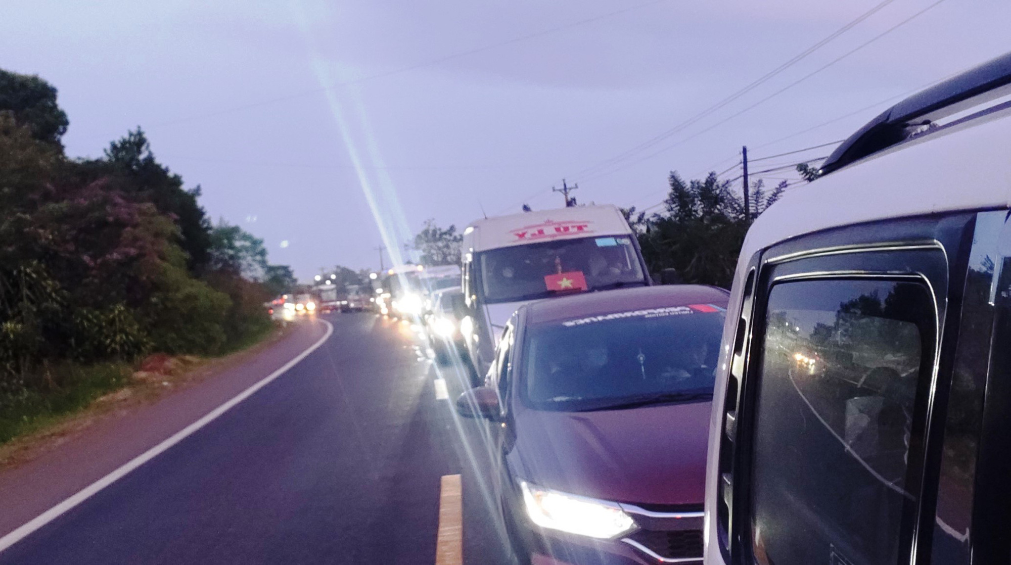 Du kh&aacute;ch nghỉ Tết Dương lịch từ Đ&agrave; Lạt đổ về, Quốc lộ 20 nhiều nơi &ugrave;n ứ xe cộ - Ảnh 1.