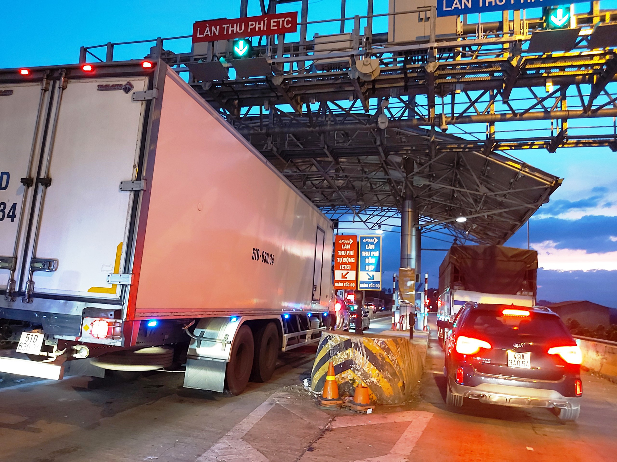 Du khách nghỉ Tết Dương lịch từ Đà Lạt đổ về, Quốc lộ 20 nhiều nơi ùn ứ xe cộ