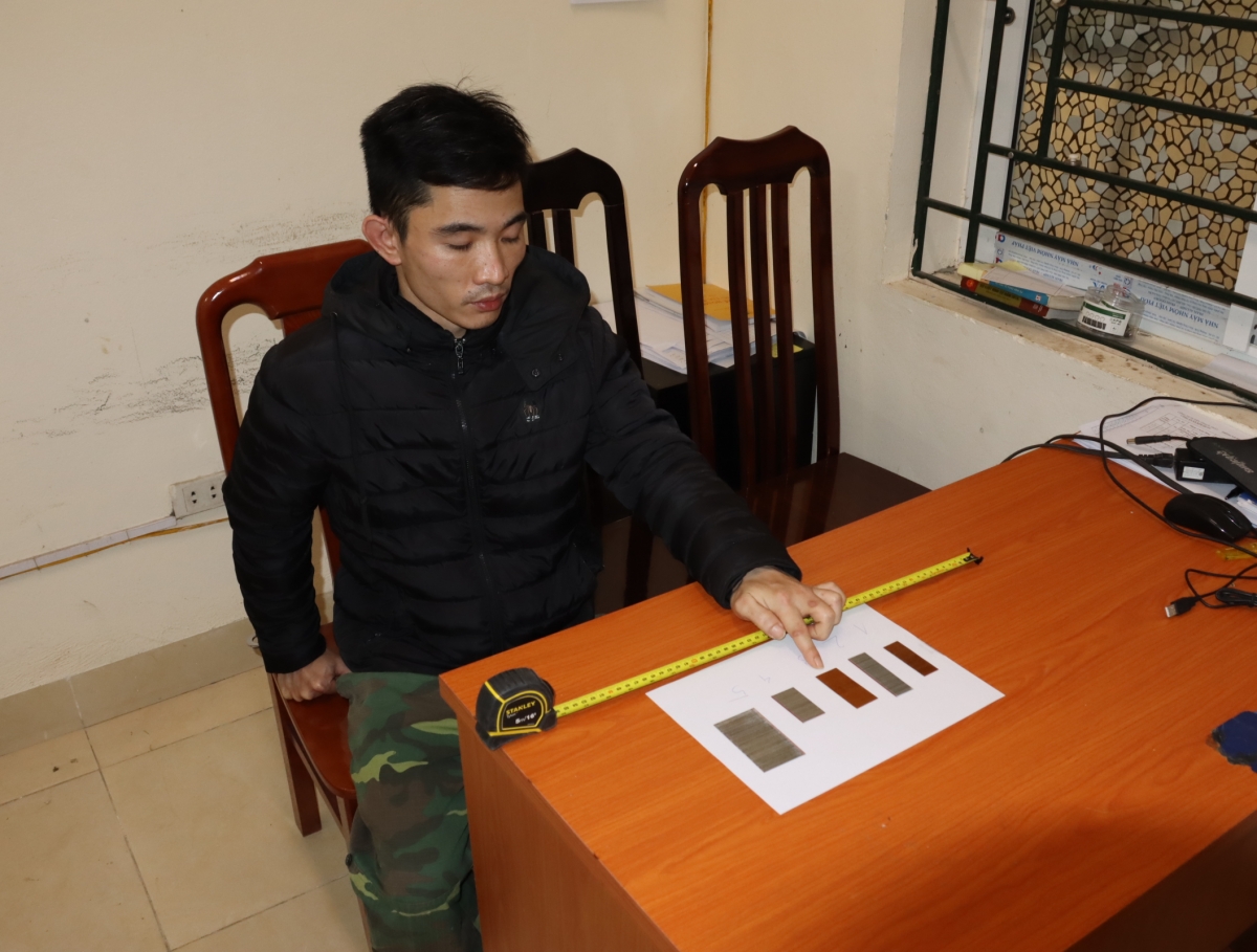 Bị can đ&oacute;ng đinh v&agrave;o đầu b&eacute; g&aacute;i 3 tuổi thực nghiệm hiện trường - Ảnh 2.