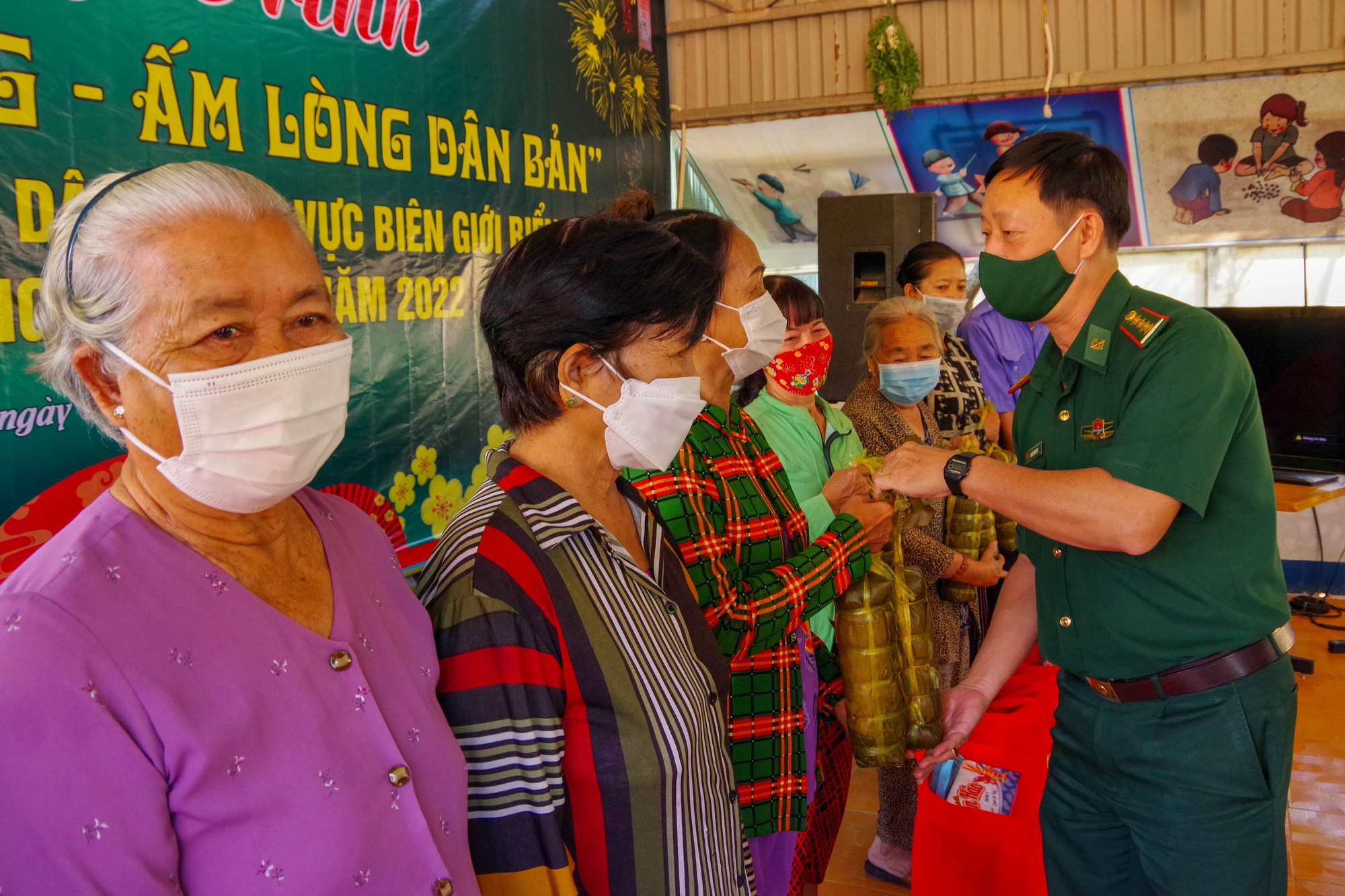 Lan tỏa Xuân biên phòng ấm lòng dân bản ở TP HCM - Ảnh 1.