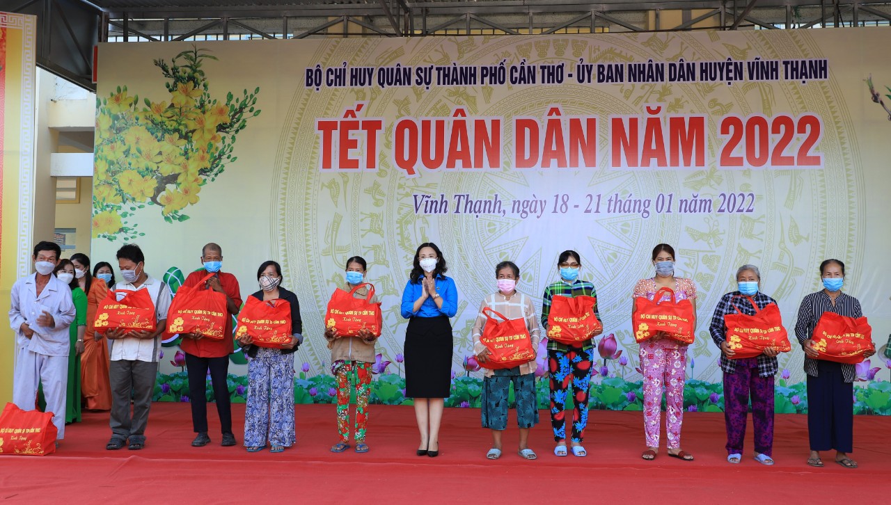 Cần Thơ: Trao Mái ấm Công đoàn và quà Tết cho đoàn viên - Ảnh 4.