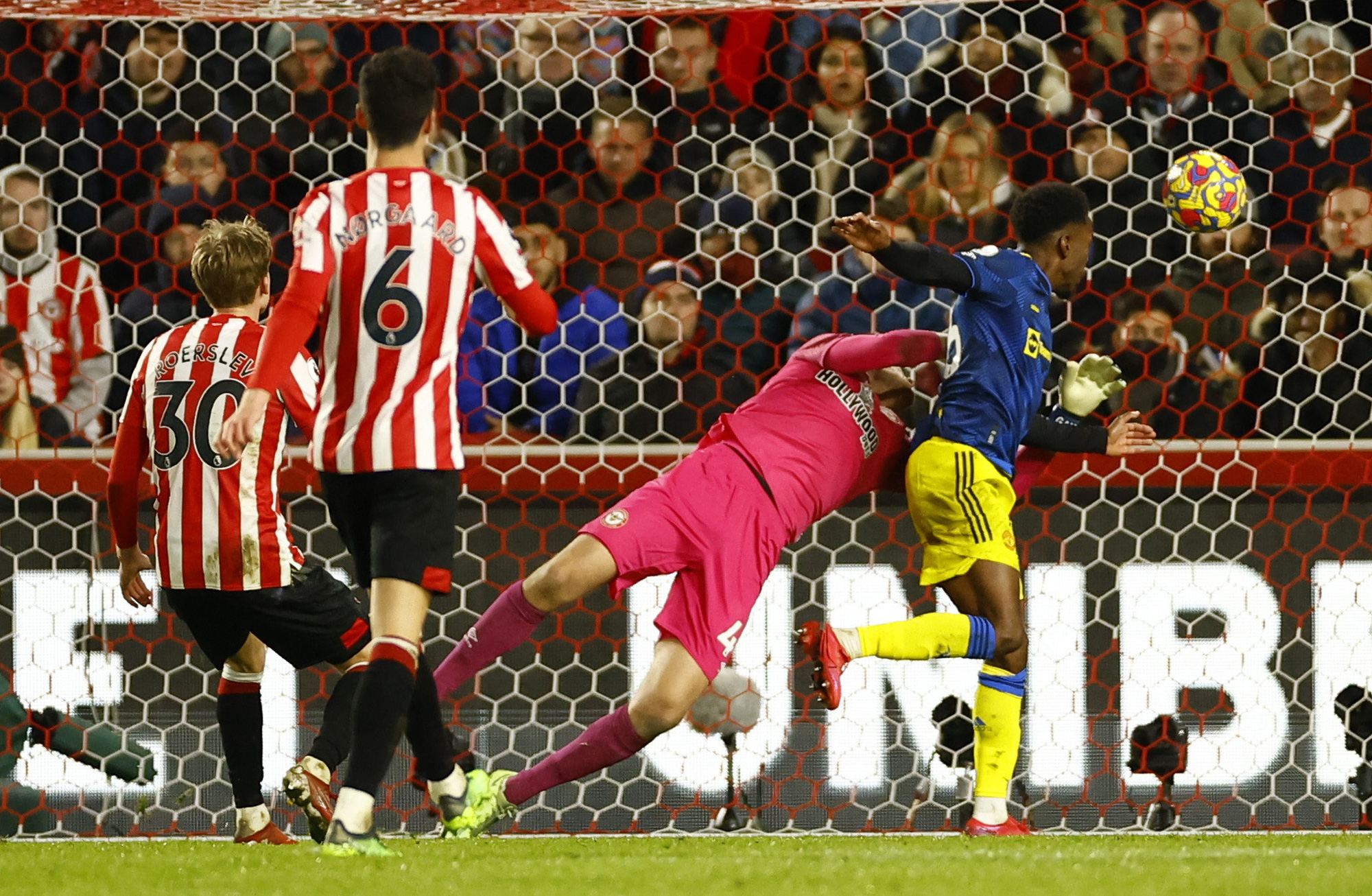 Sao trẻ tỏa s&aacute;ng, Man United b&ugrave;ng nổ hạ chủ nh&agrave; Brentford - Ảnh 3.