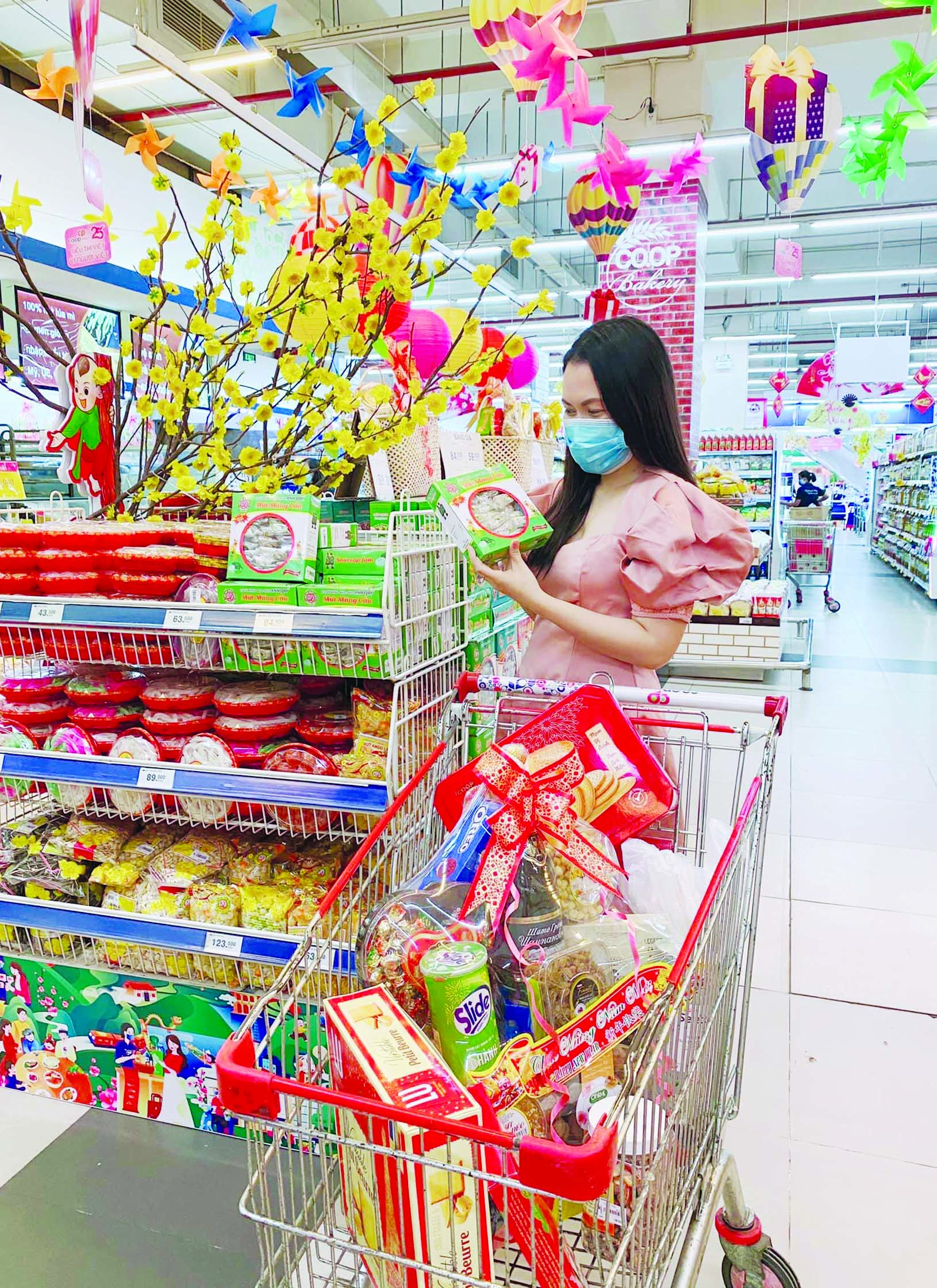 V&agrave;o si&ecirc;u thị rinh Tết về nh&agrave; - Ảnh 1.