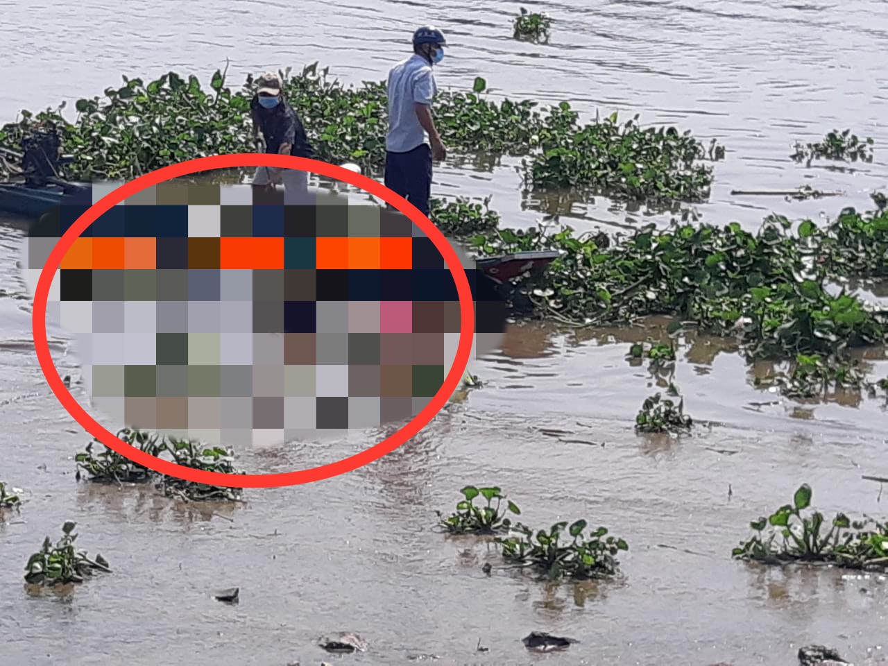 Thi thể phụ nữ còn mặc nguyên áo chống nắng nổi trên sông Sài Gòn - Ảnh 1.