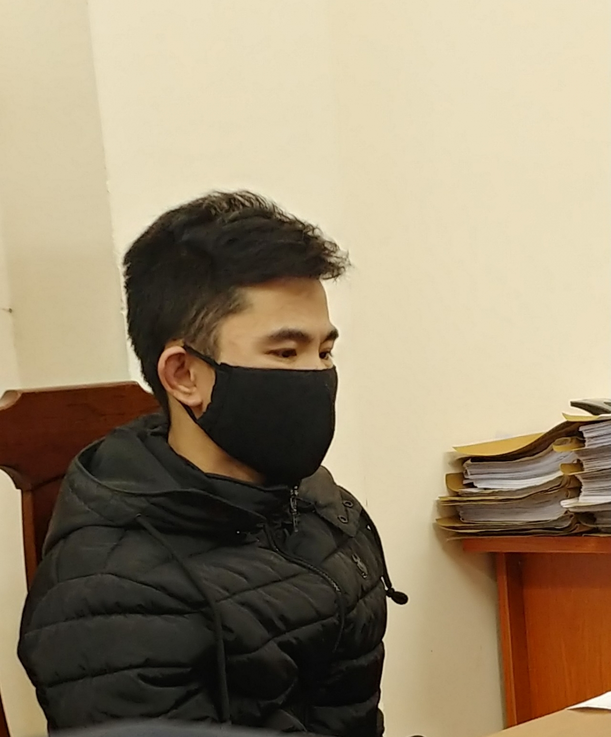 Bị can đ&oacute;ng đinh v&agrave;o đầu b&eacute; g&aacute;i 3 tuổi thực nghiệm hiện trường - Ảnh 1.