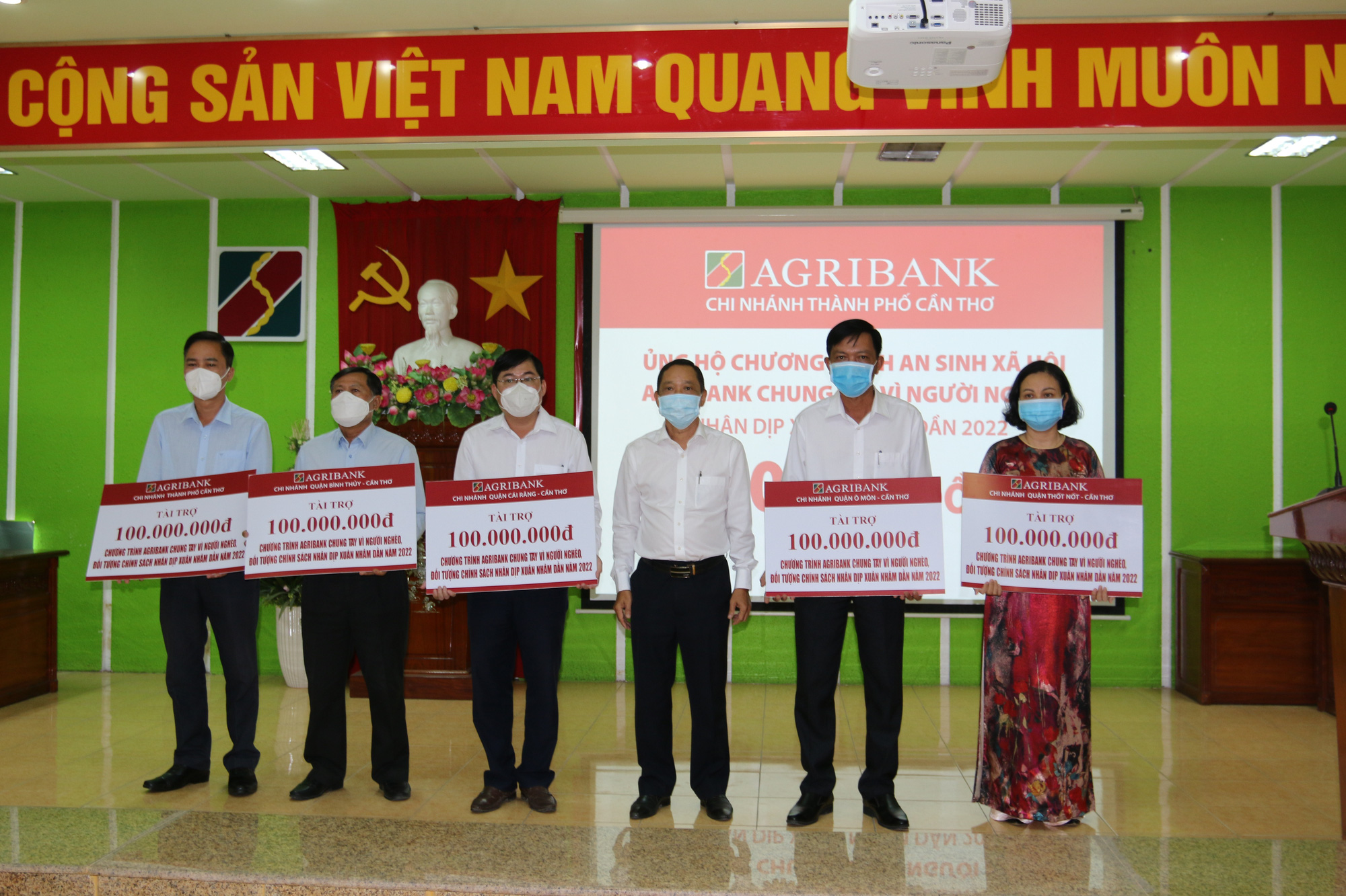 Agribank Cần Thơ chung tay vì người nghèo