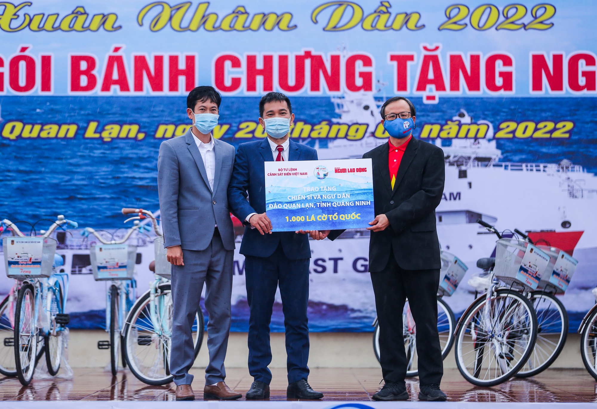 Báo Người Lao Động trao 1.000 lá cờ Tổ quốc cho ngư dân xã đảo Quan Lạn - Ảnh 4.