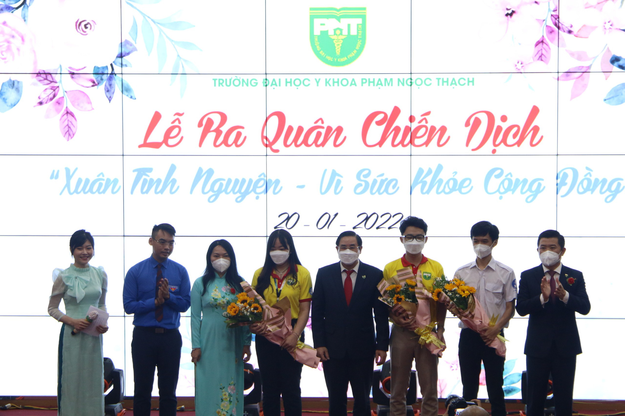 Sinh viên ngành y tình nguyện chống dịch xuyên Tết