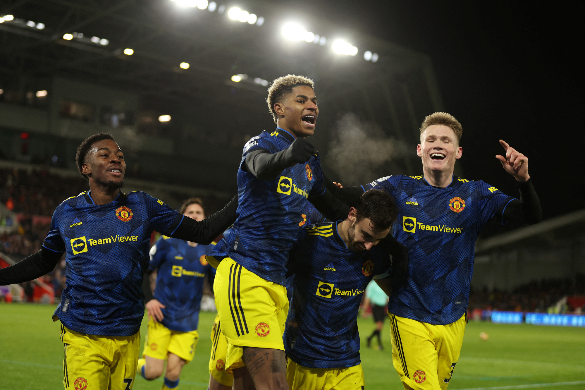 Sao trẻ tỏa sáng, Man United bùng nổ hạ chủ nhà Brentford