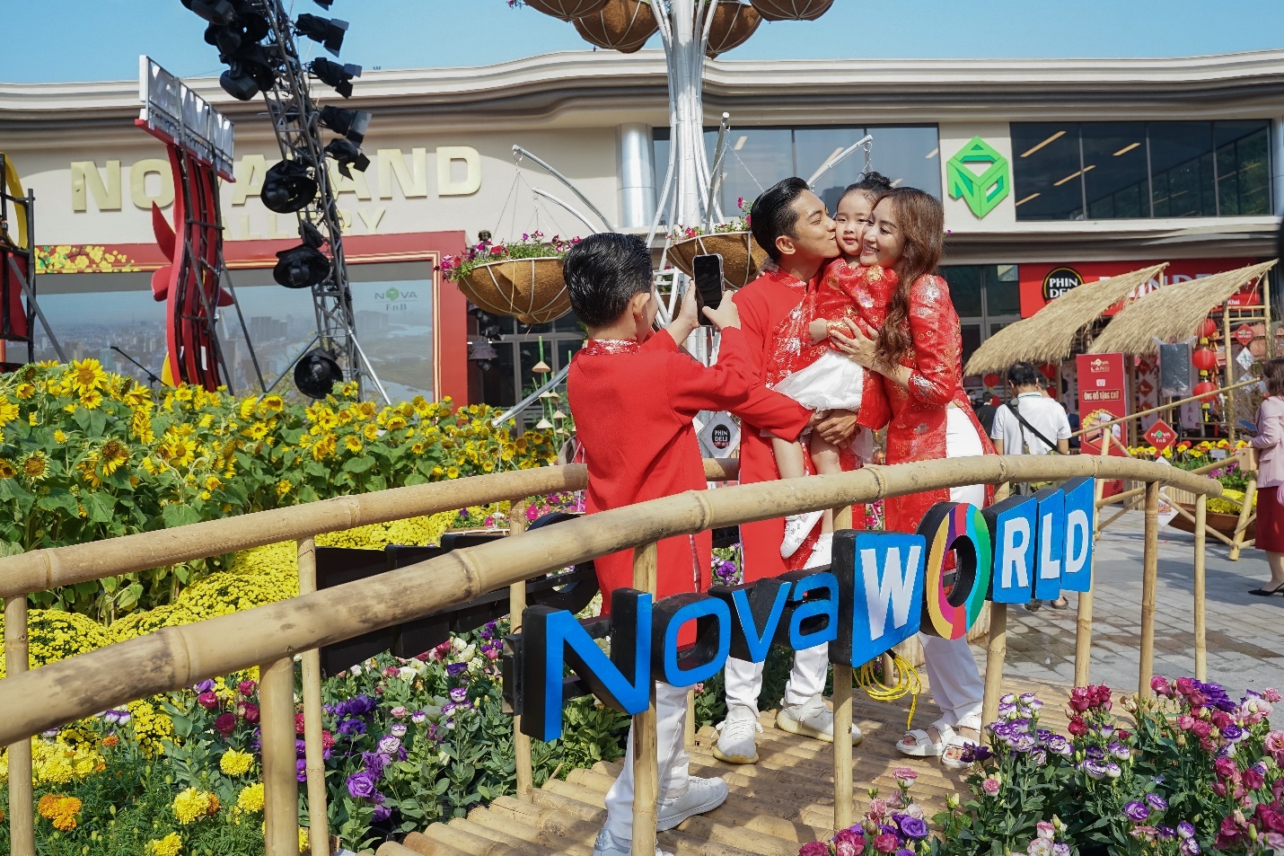 Gia đ&igrave;nh Kh&aacute;nh Thi &ndash; Phan Hiển nhảy Dancesport khi dạo chơi Hội Hoa Xu&acirc;n - Ảnh 2.