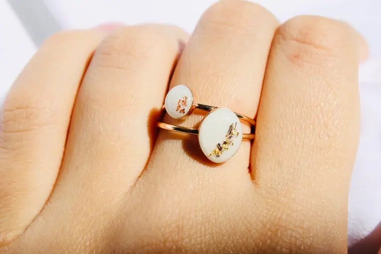 Trang sức bằng sữa mẹ, tại sao kh&ocirc;ng? - Ảnh 2.