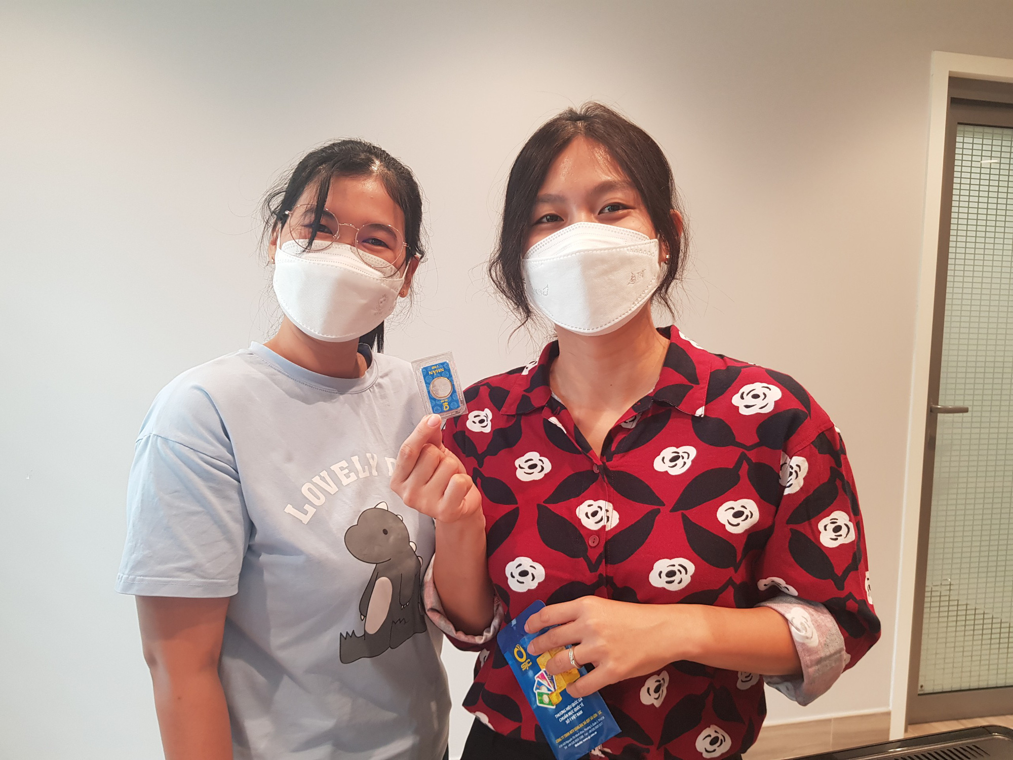 Người lao động phấn khởi vì được thưởng vàng