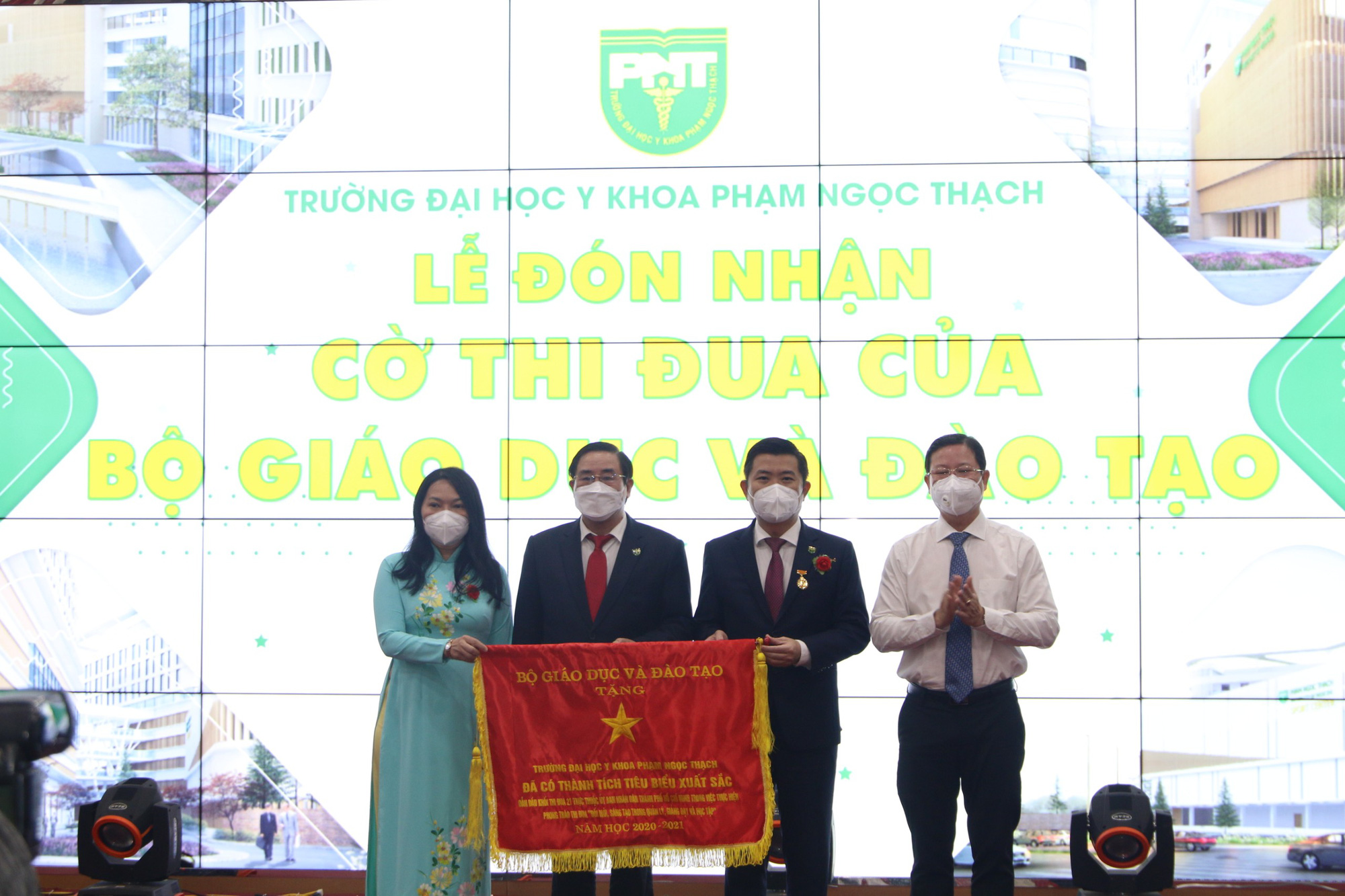 Sinh vi&ecirc;n ng&agrave;nh y t&igrave;nh nguyện chống dịch xuy&ecirc;n Tết - Ảnh 2.