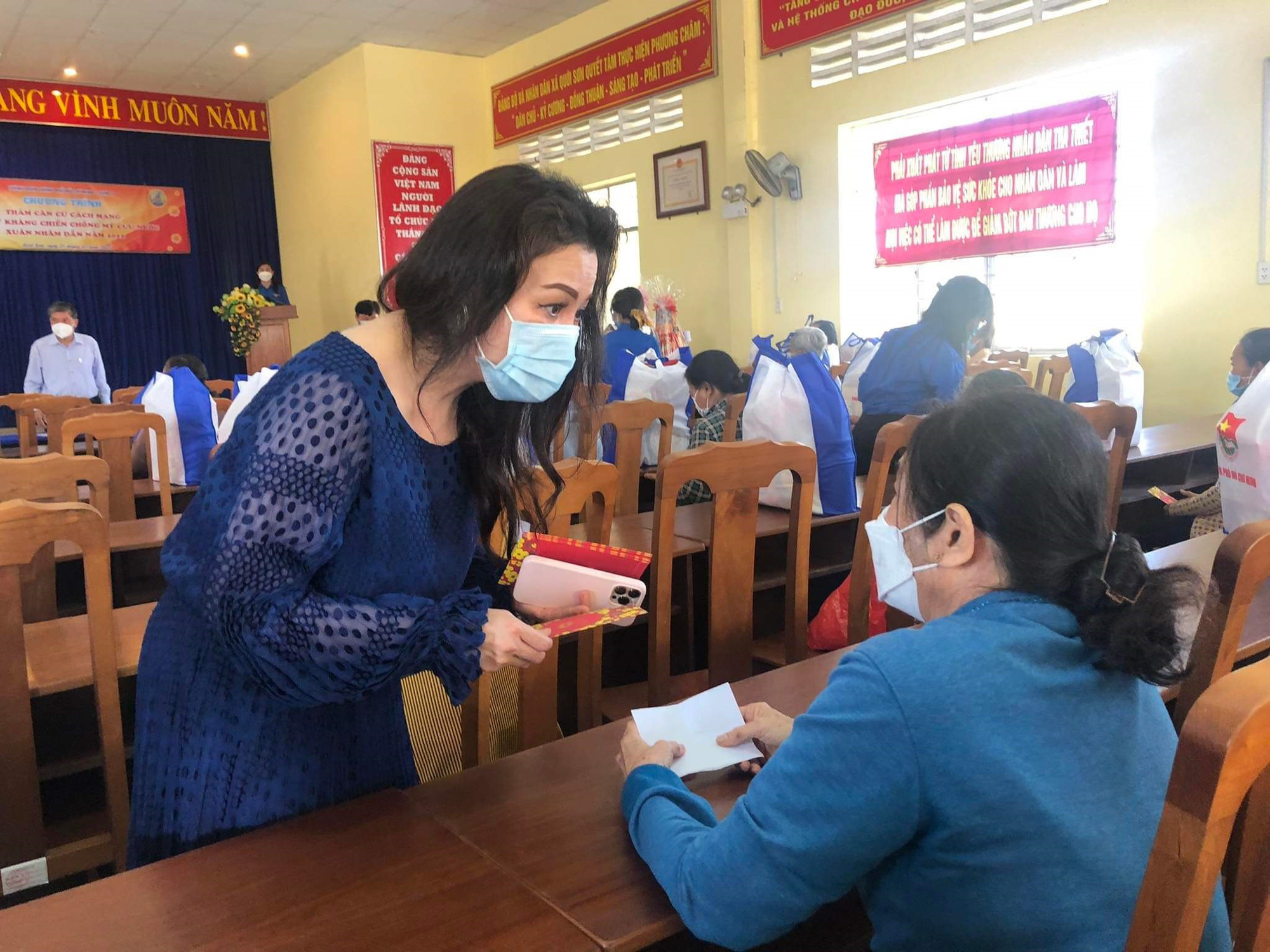 VWS trao quà Tết cho gia đình chính sách vùng căn cứ cách mạng